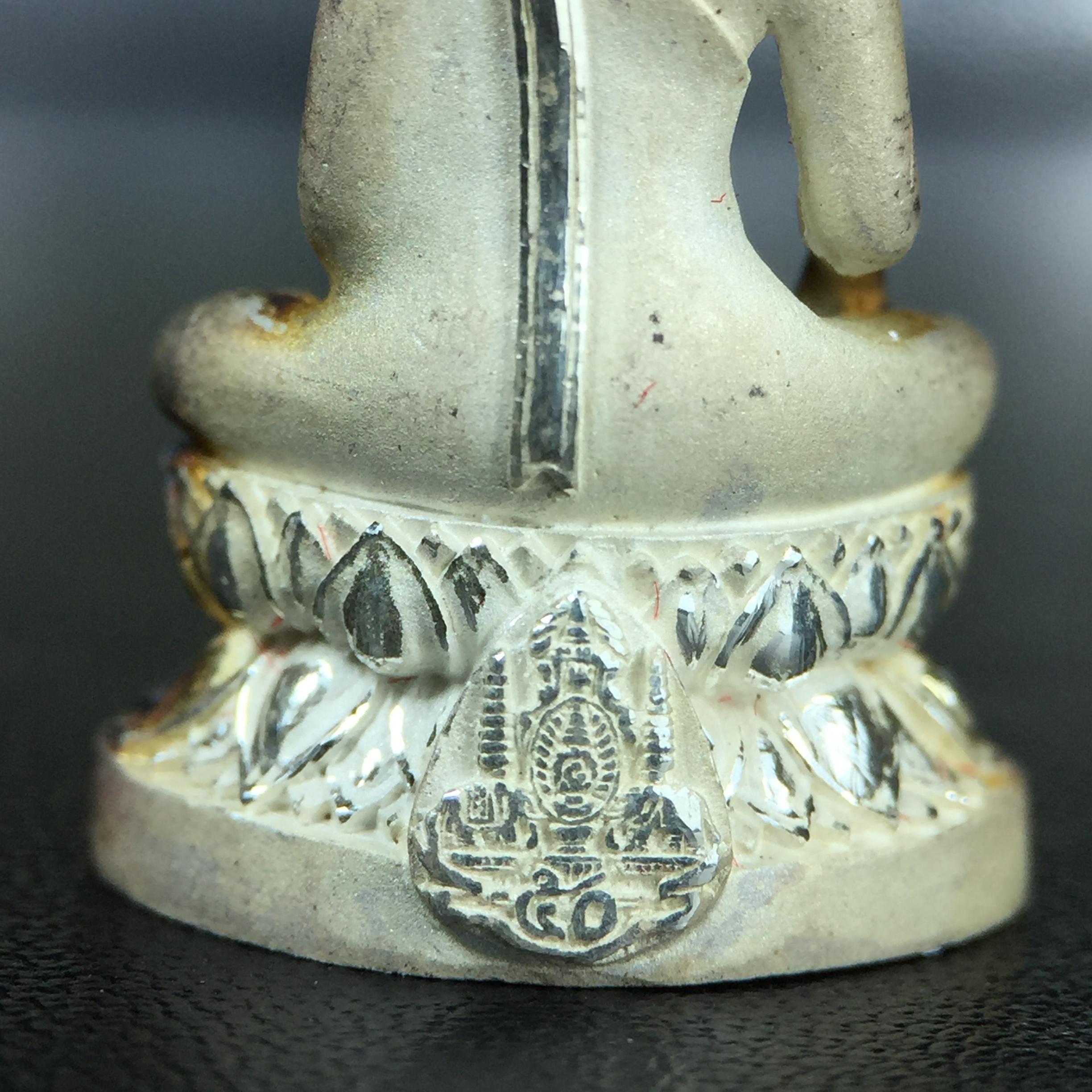 พระกริ่ง+พระชัยวัฒน์พระพุทธนวราชบพิตร ครองสิริราชสมบัติครบ 50 ปี พ.ศ.2540 เนื้อเงินผิวเดิมๆขึ้นสีรุ้งธรรมชาติแบบนิยม(หายาก)(สีสันที่ธรรมชาติสรรค์สร้าง)พร้อมกล่องบรรจุเดิมครบ(1ชุด 2 องค์)1 ใน 9500 ชุด