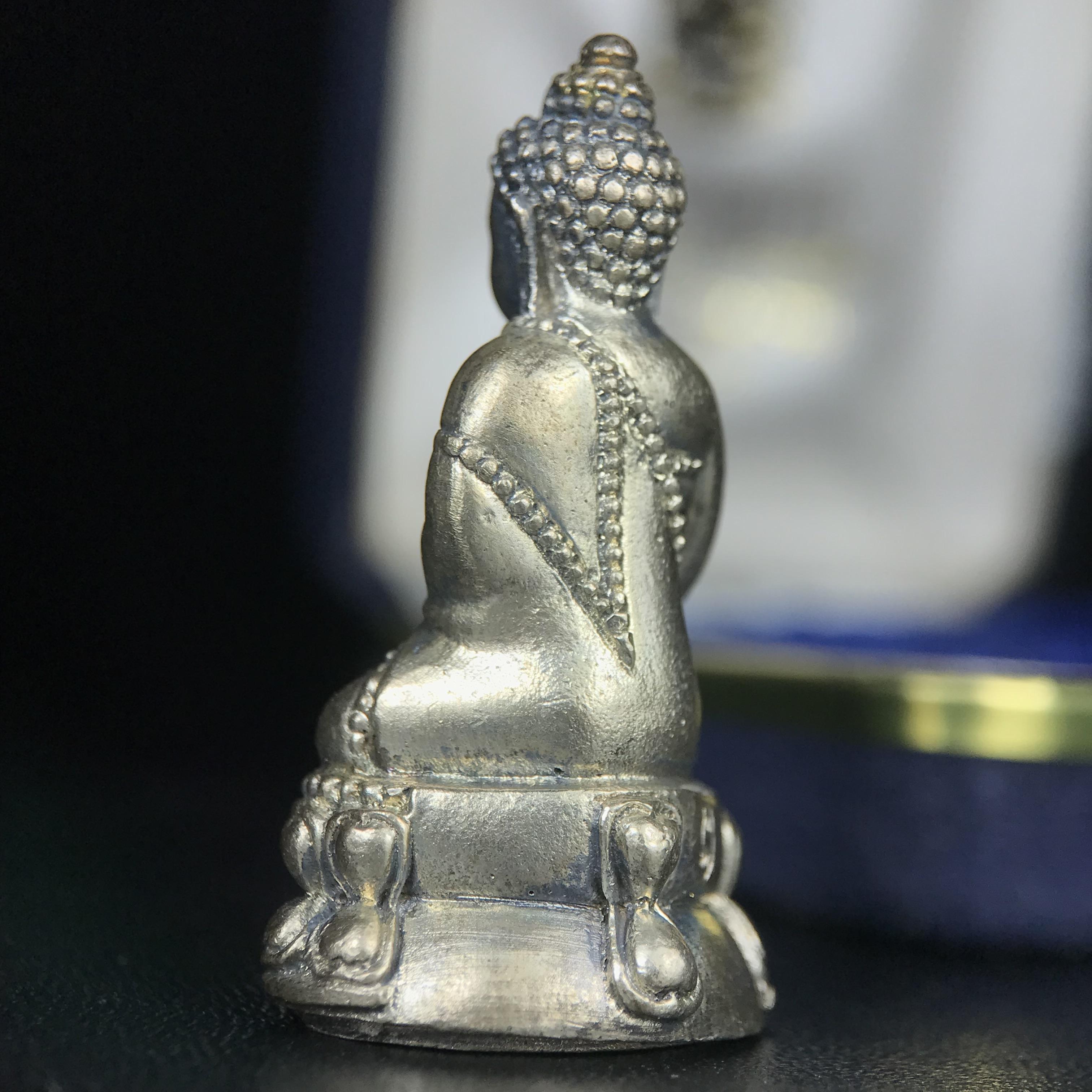 พระกริ่งนวปทุม ภปร. วัดปทุมวนาราม ปี 2535 เนื้อเงิน(ผิวเดิม ผิวน้ำทองทั่วองค์ สวย งดงาม) ขนาดสูง 3.7 ซม. พร้อมกล่องพิเศษบรรจุเดิมครบสมบูรณ์ (ในหลวงรัชกาลที่9เสด็จเททอง)(1ใน3000องค์)นิยมหายาก