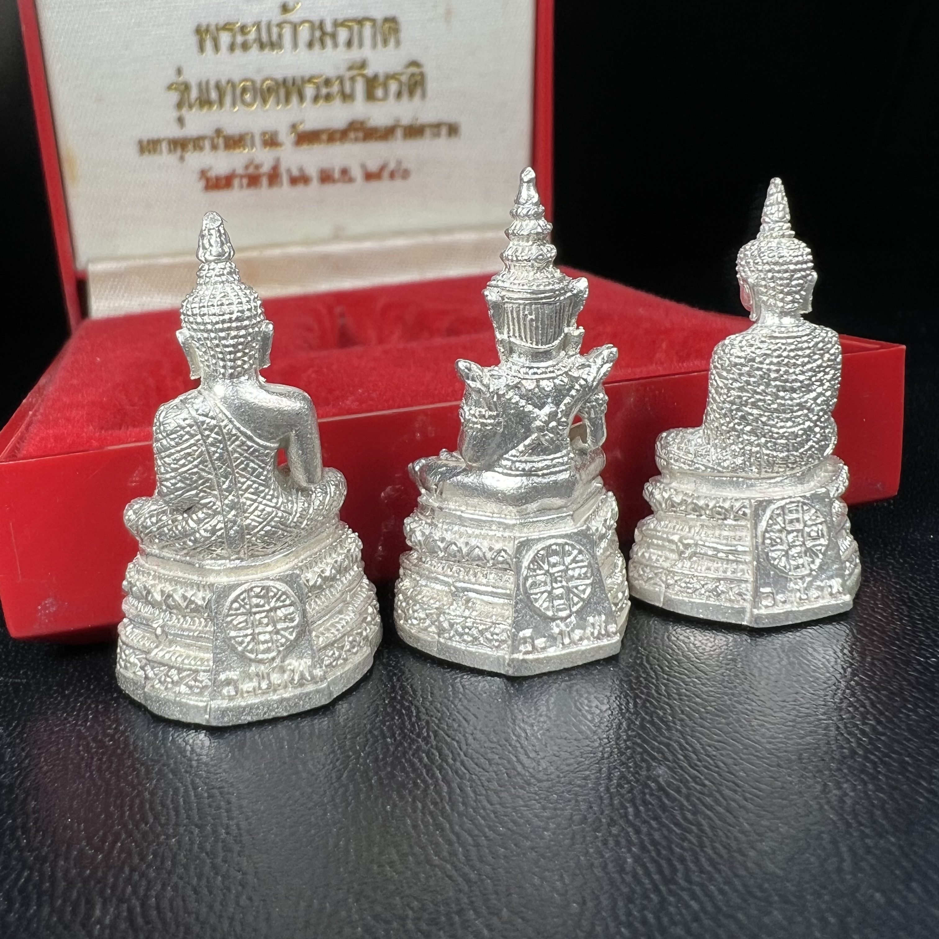 พระแก้วมรกต รุ่นเทิดพระเกียรติ พิธีมหาพุทธาภิเษก ณ.วัดพระศรีรัตนศาสดาราม(วัดพระแก้ว) วันเสาร์ที่ 26 เม .ย. 2540 (พิธีใหญ่เสาร์ห้า) ชุด 3 ฤดู (1 ชุด 3 องค์)เนื้อเงินครบชุดพร้อมกล่องบรรจุเดิม***เนื้อเงินหายากพบเจอน้อย***(หลวงพ่อ รวย เพิ่ม พูน ร่วมเสก)