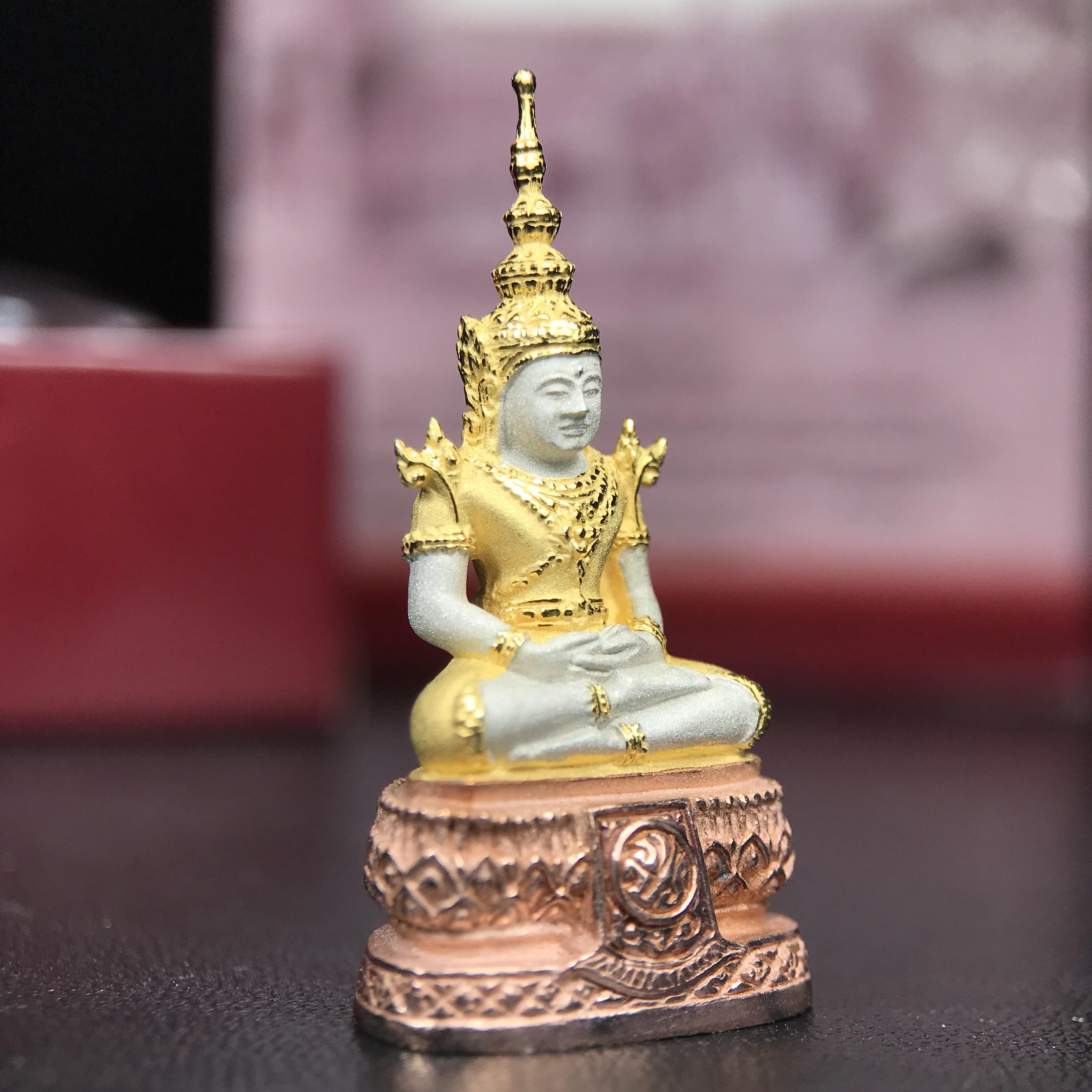 พระแก้วมรกต ภปร.(รุ่นแรก) ปี2545 จัดสร้างในมหาวโรกาส พระบาทสมเด็จพระเจ้าอยู่หัวรัชกาลที่ 9 ครบรอบ 75 พรรษา และฉลองกรุงรัตนโกสินทร์ครบ 220 ปี พิมพ์ลอยองค์ใหญ่ เนื้อเงินบริสุทธิ์ 92.5%(สามกษัตริย์) ขนาด 19*35 มม. พร้อมกล่อง สวยครบสมบูรณ์(องค์หมายเลข ๓๓๘๗)