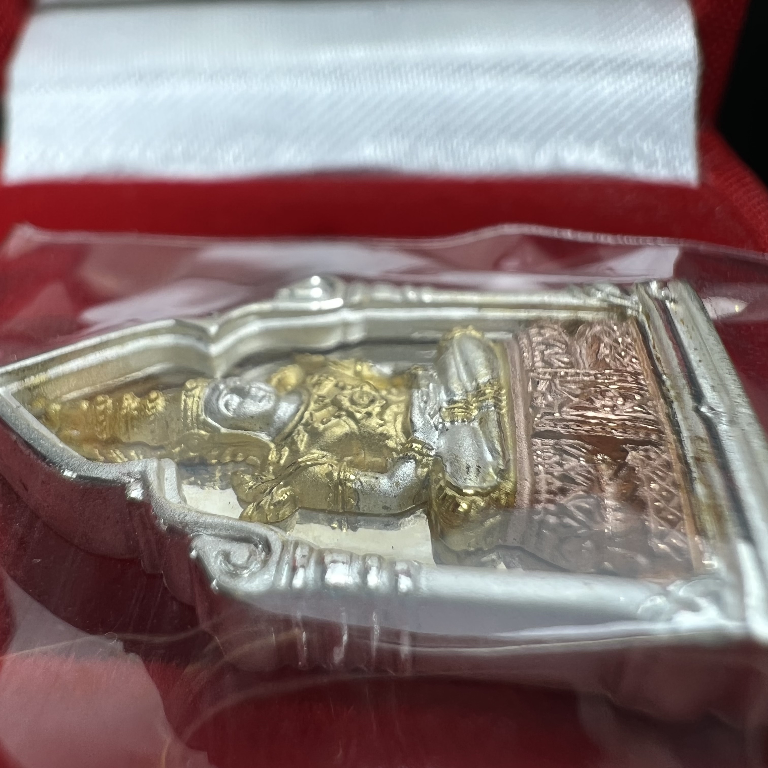 พระพุทธมหามณีรัตนปฎิมากร(พระแก้วมรกต)รุ่น เฉลิมพระเกียรติ วัดพระศรีรัตนศาสดารามราม(วัดพระแก้ว) ปี2543 เนื้อเงินสามกษัตริย์พิมพ์ซุ้มกนกเล็ก สภาพสวยซีนเดิมกล่องครบ