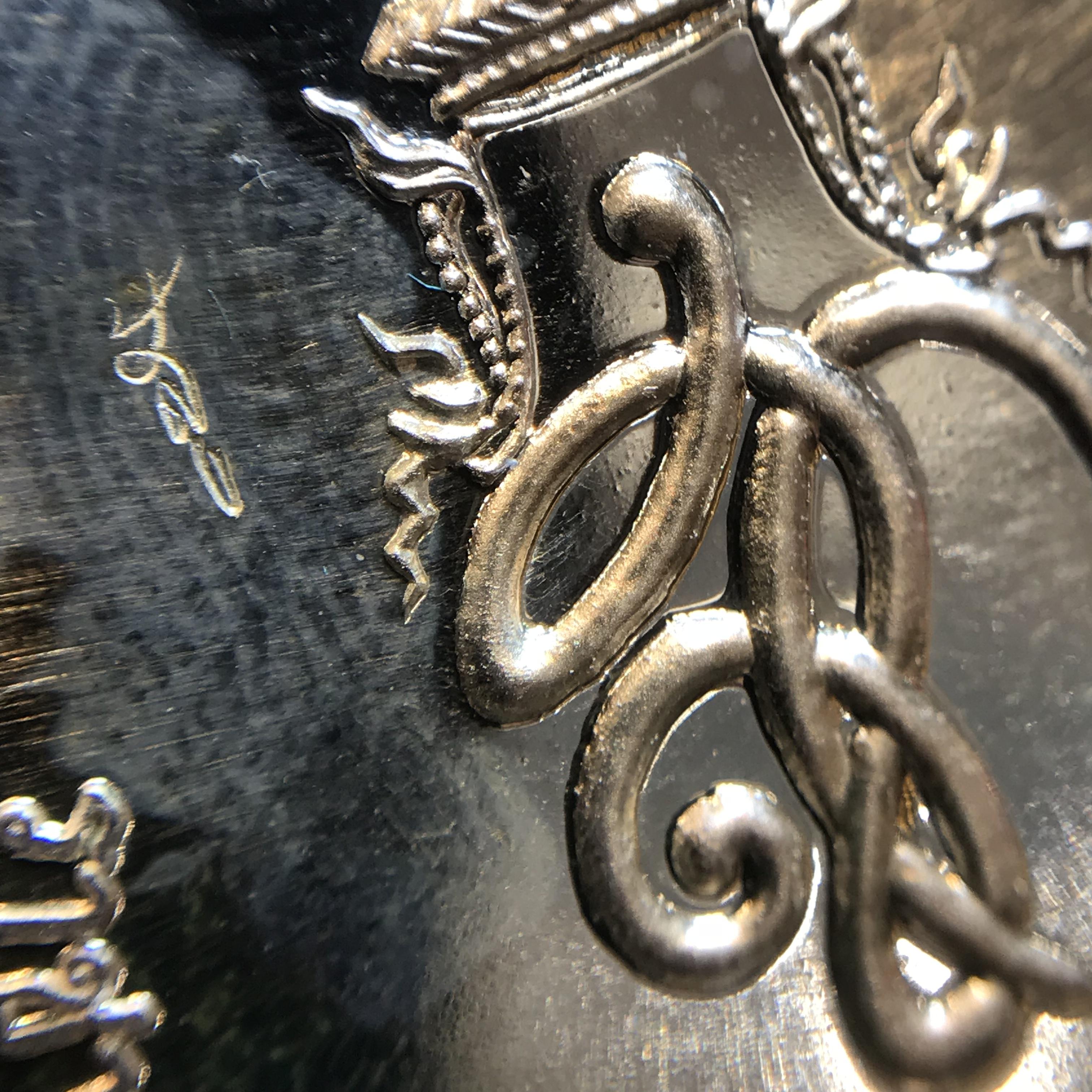 เหรียญสมเด็จพระนเรศวรมหาราช รุ่นสู้ หลัง สก. พิธีใหญ่ ปี 2548 เนื้อเงิน ผิวเดิมขึ้นสีรุ้งสวยนิยม พร้อมกล่อง