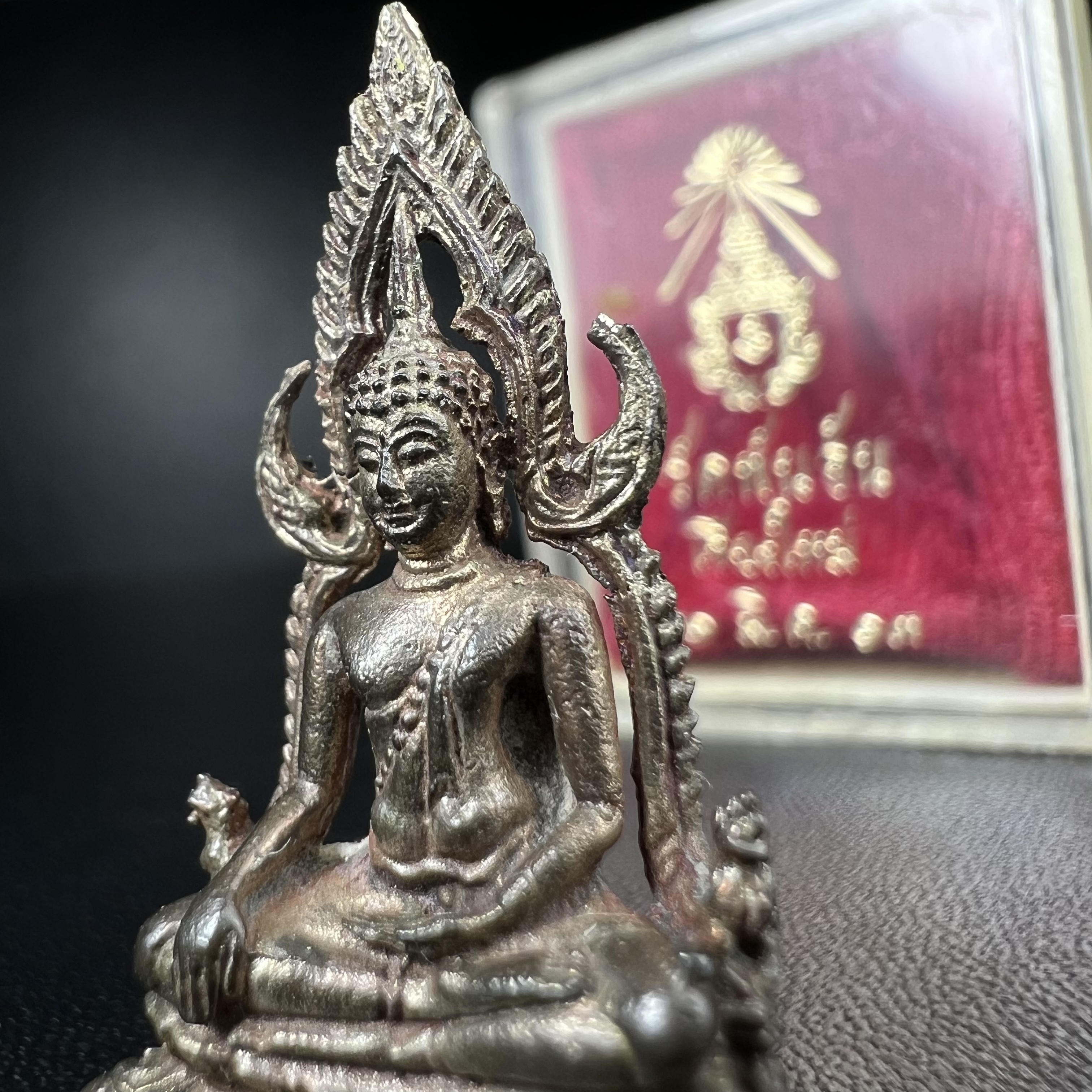 พระพุทธชินราช วัดพันอ้น จ.เชียงใหม่ ปี 2513 เนื้อนวโลหะ สภาพสวยจัดกล่องครบ(1ใน 2513 องค์)(พระดี ปีลึก พิธีใหญ่ เกจิในยุคร่วมปลุกเสก นิยม)อีกหนึ่งผลงานที่นายช่างเกษม มงคลเจริญ เป็นผู้ ออกแบบ และ แกะบล็อกพิมพ์ หลวงปู่โต๊ะ วัดประดู่ฉิมพลี ร่วมปลุกเสก