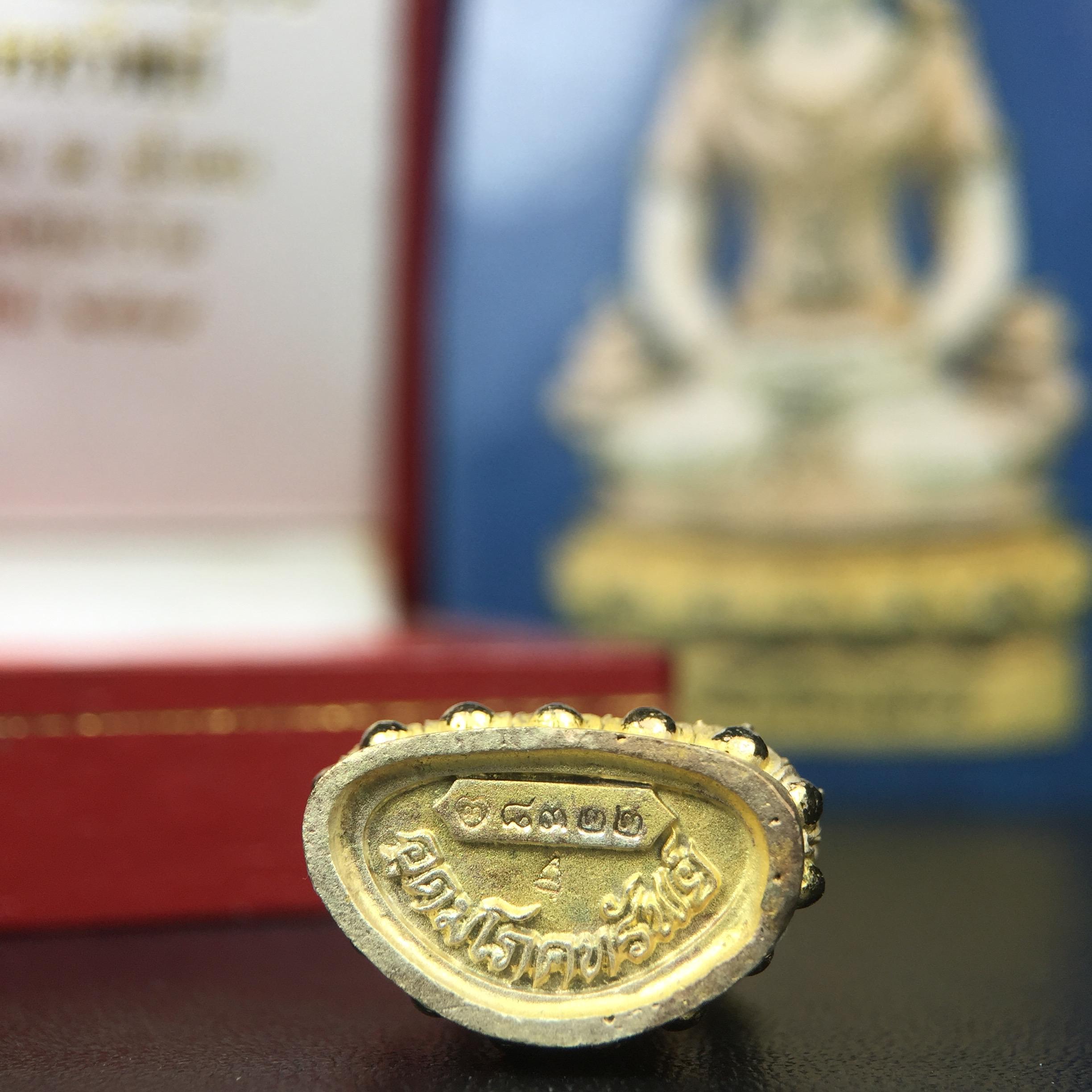 พระกริ่งอวโลกิเตศวร ( เจ้าแม่กวนอิม ) วัดโพธิ์แมนคุณาราม เนื้อเงิน 3 กษัตริย์ พ่นทราย รุ่นอุดมโภคทรัพย์ พ.ศ.2539(พร้อมกล่องบรรจุการ์ดใบรับรองเดิมครบ) (อีกหนึ่งรุ่นยอดนิยม พุทธศิลป์สวยงดงาม)