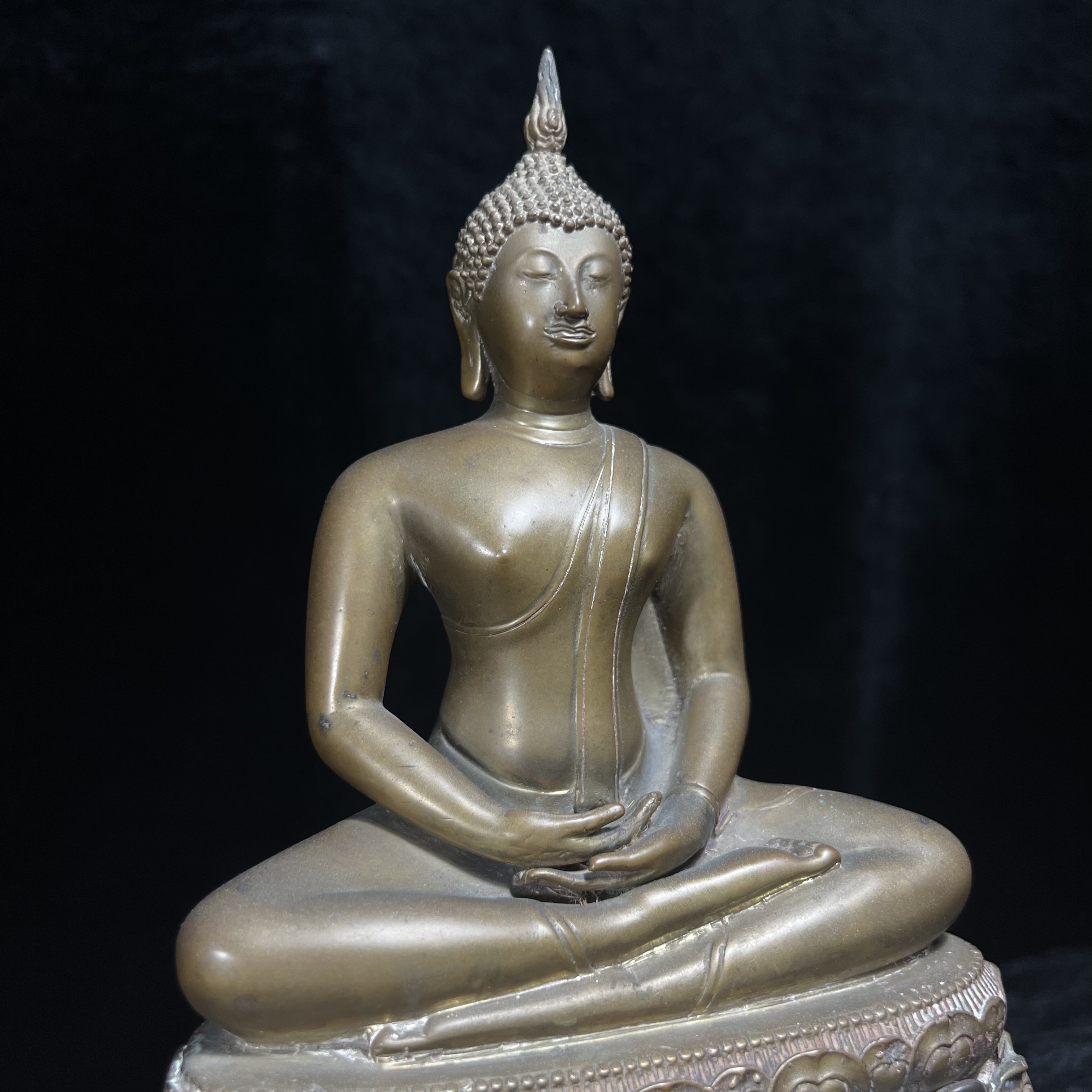 พระพุทธคมนาคมบพิธ (พระพุทธสิหิงค์จำลอง) ภปร. ครบรอบ 84 ปี กระทรวงคมนาคม พ.ศ.2539 หน้าตัก 5 นิ้ว เนื้อลำอู่แดง(หายาก)