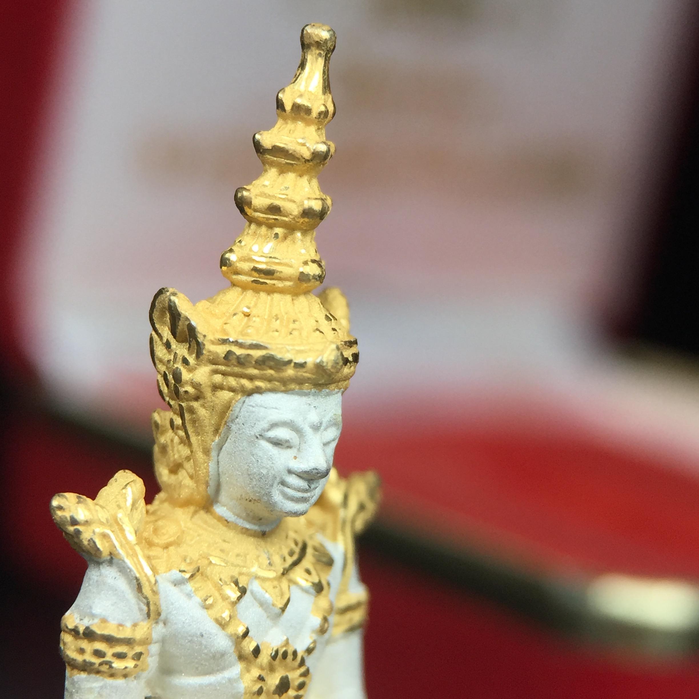 พระพุทธมหามณีรัตนปฏิมากร (พระแก้วมรกต) มหาจุฬาลงกรณราชวิทยาลัย(มจร.) วังน้อย พระนครศรีอยุธยา ปี 2543 พิธีมหาพุทธาภิเษก ณ วัดพระศรีรัตนศาสดาราม (วัดพระแก้ว) ในพระบรมมหาราชวัง เนื้อเงินสามกษัตริย์ (ตอกโค๊ตหมายเลข 181)