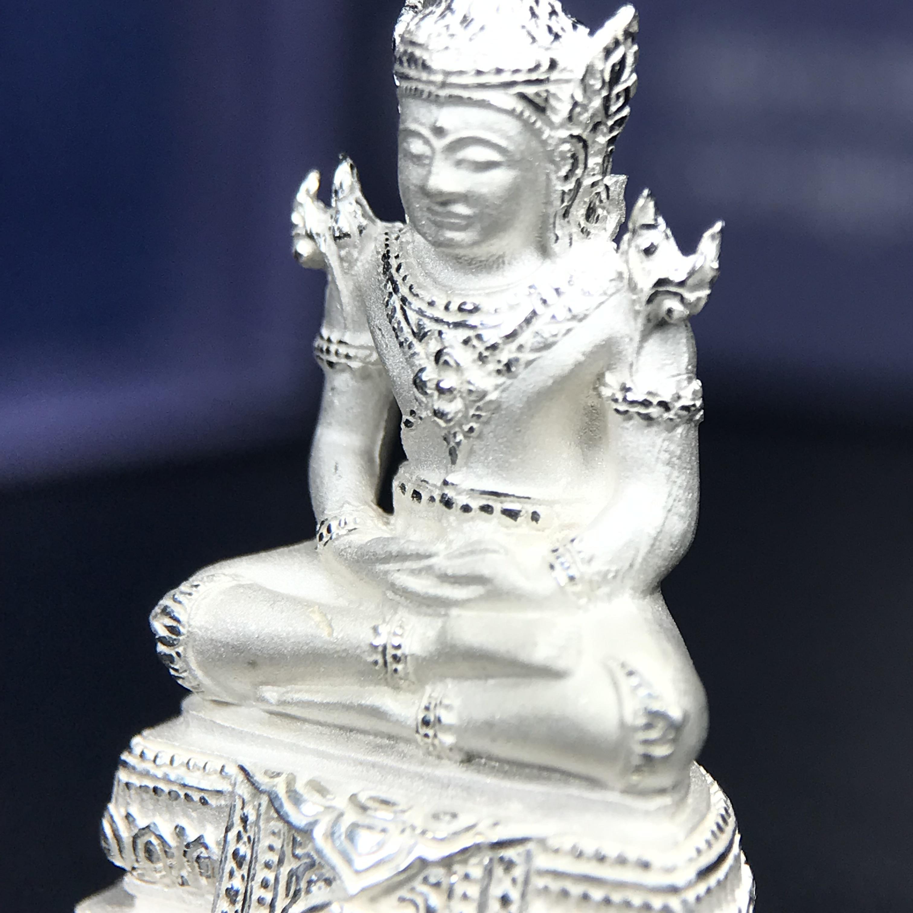 พระแก้วมรกต ภปร. ปี 2547 จัดสร้างโดยโรงพยาบาลภูมิพลอดุลยเดช เนื้อเงิน ลอยองค์ หน้าตัก 1/2 นิ้ว พิธีมหามังคาภิเษก ณ พระอุโบสถวัดพระศรีรัตนศาสดาราม(วัดพระแก้ว) งดงามทรงคุณค่าอีกหนึ่งรุ่นยอดนิยม หายาก(เลขสวยผมรวมได้เก้า หมายเลข ๑๐๘๙)(1ใน3000องค์)