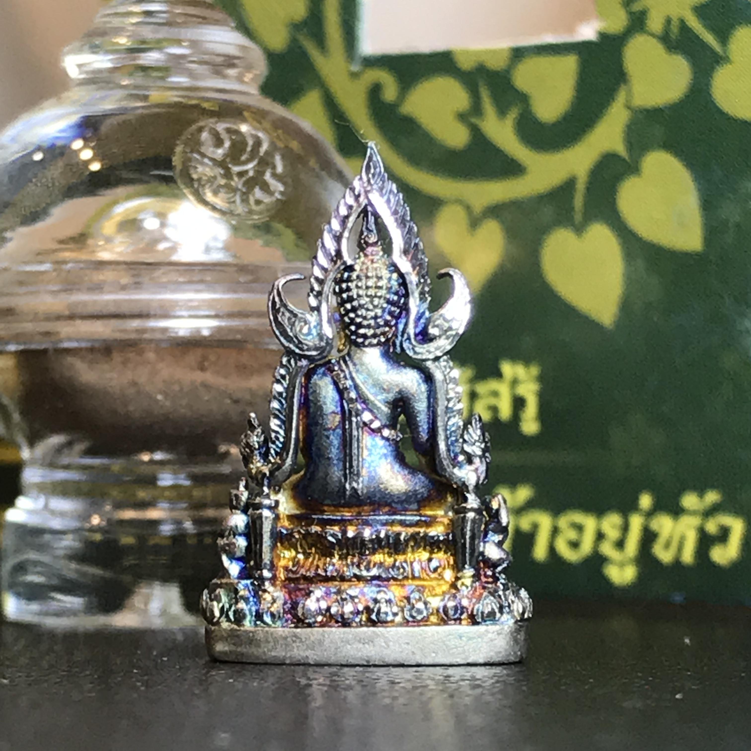 พระพุทธชินราช(จำลอง) ภปร 84 พรรษา เนื้อเงินชุบทองคำขาว พิมพ์เล็กขนาดหน้าตัก 1/4 นิ้ว สภาพผิวเดิมขึ้นผิวรุ้งสวยงาม