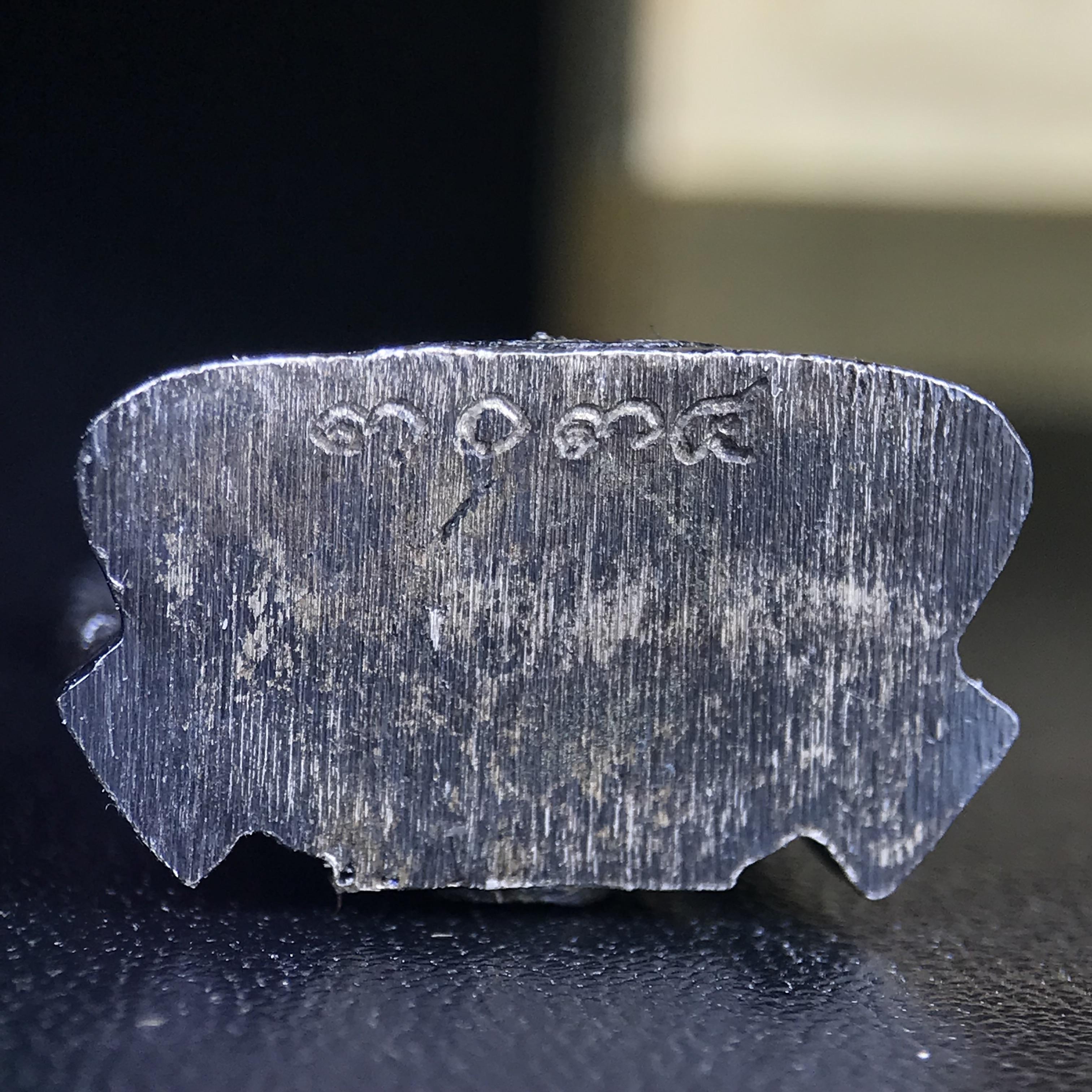 พระกริ่งพระพุทธชินราช มวก. วัดเบญจมบพิตรฯ ปี 2519(รุ่นพิเศษ รุ่นแรก รุ่นเดียว)เนื้อเงิน(สภาพสวยผิวเดิมติดรุ้งผิวขึ้นน้ำทองสวยมีเสน่ห์ตามกาลเวลา)(ในหลวงรัชกาลที่9และสมเด็จพระราชินีเสด็จฯเททอง)(พิธีใหญ่ เกจิอาจารย์ในยุคยอดนิยมร่วมปลุกเสก) (องค์หมายเลข ๓๐๓๔)