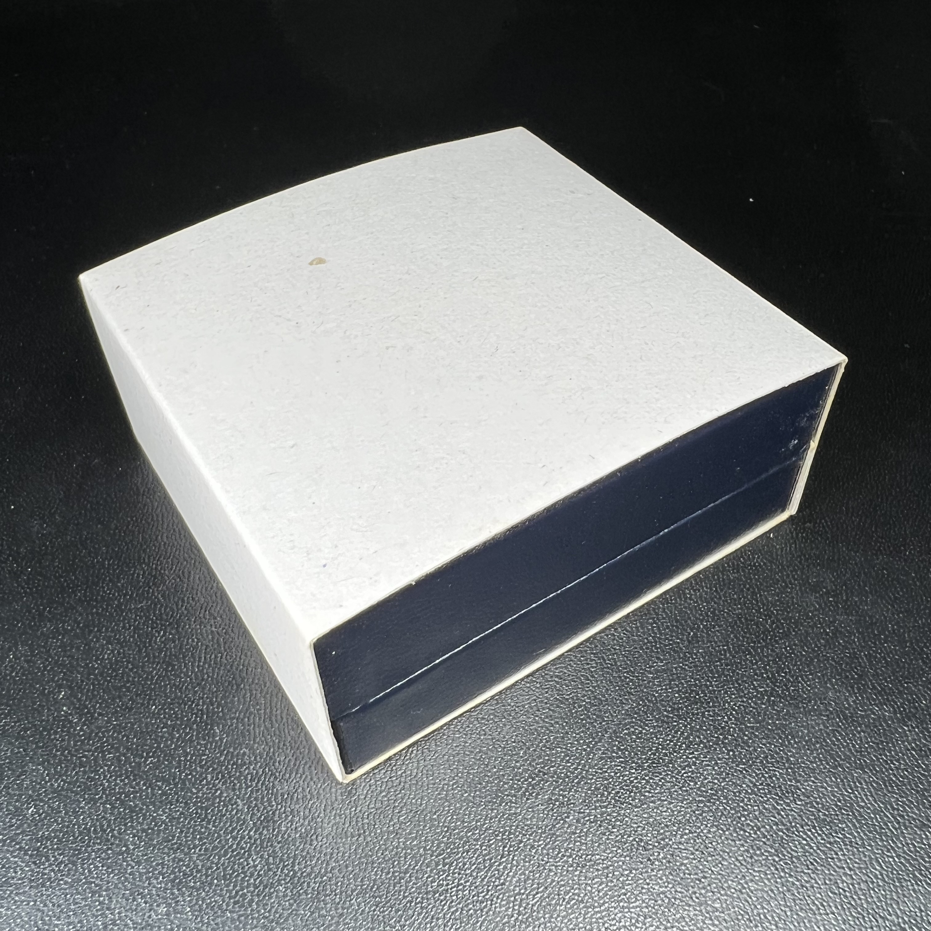 พระแก้วมรกต กรมสรรพสามิตจัดสร้างขึ้นเนื่องในโอกาสครบรอบ 64 ปีของกรมสรรพสามิต และเนื่องในวโรกาสที่พระบาทสมเด็จพระเจ้าอยู่หัวทรงครองราชย์ครบ 50 ปีในปีกาญจนาภิเษก เมื่อ พ.ศ.2539 เนื้อเงินรมดำขัดเงาพร้อมกล่องบรรจุเดิม