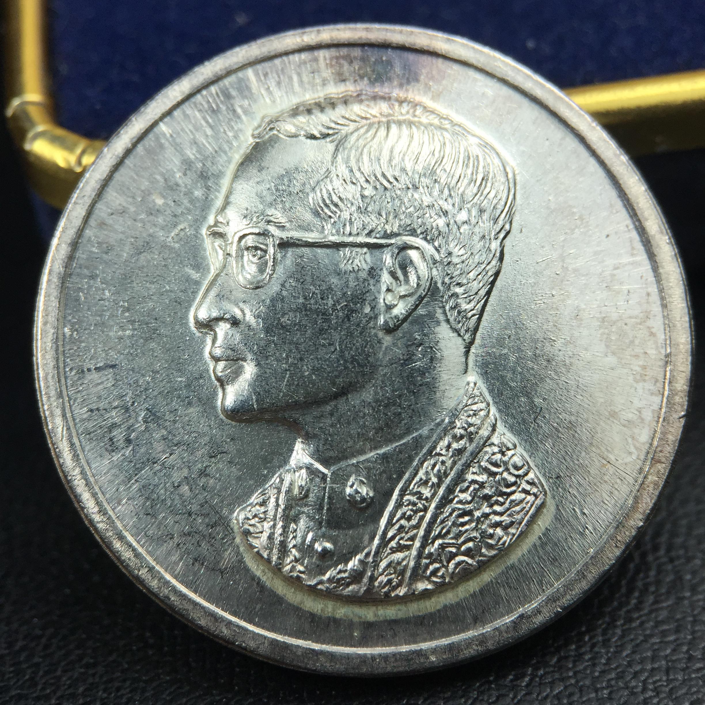 เหรียญพระบรมรูปคุ้มเกล้า รพ.ภูมิพล ปี2522 (ในหลวงเททอง) เนื้อเงิน พิมพ์ใหญ่ คัดสภาพสวยพร้อมกล่องเดิมยุคแรก(หายาก)