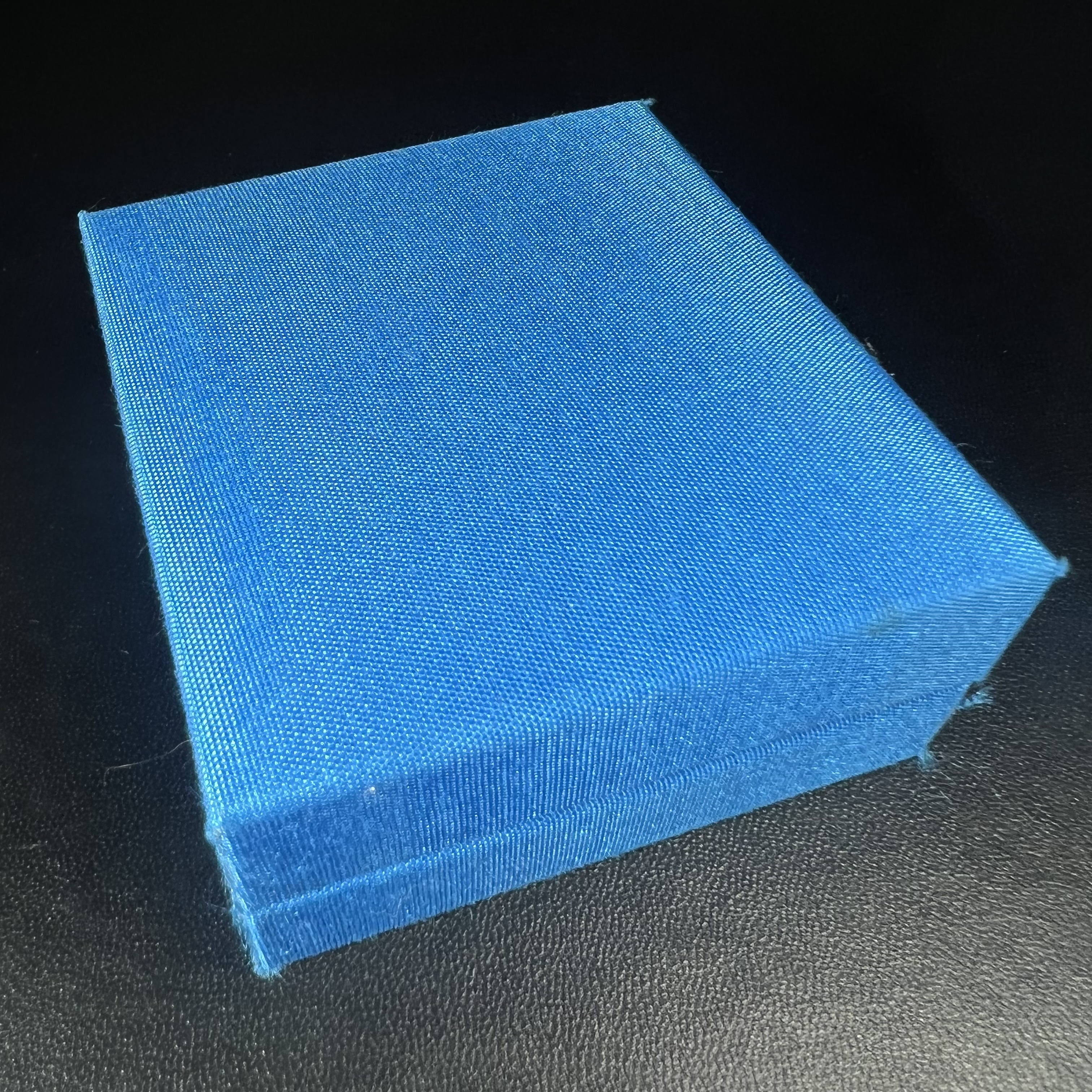 พระหลวงพ่อทวด สก. วัดห้วยมงคล ประเภทเนื้อบางขุนพรมพิเศษ เนื้อสมเด็จบางขุนพรมพิมพ์สี่เหลี่ยมกรรมการใหญ่ หลังพระนามาภิไธย สก. เงิน ปี 2544(รุ่นแรก) กรรมการ นะ ม่วง(มีหมายเลข)(1 ใน 2546 องค์) (คุ้มครองปลอดภัย แคล้วคลาด พิธีใหญ่ มวสสารดี)