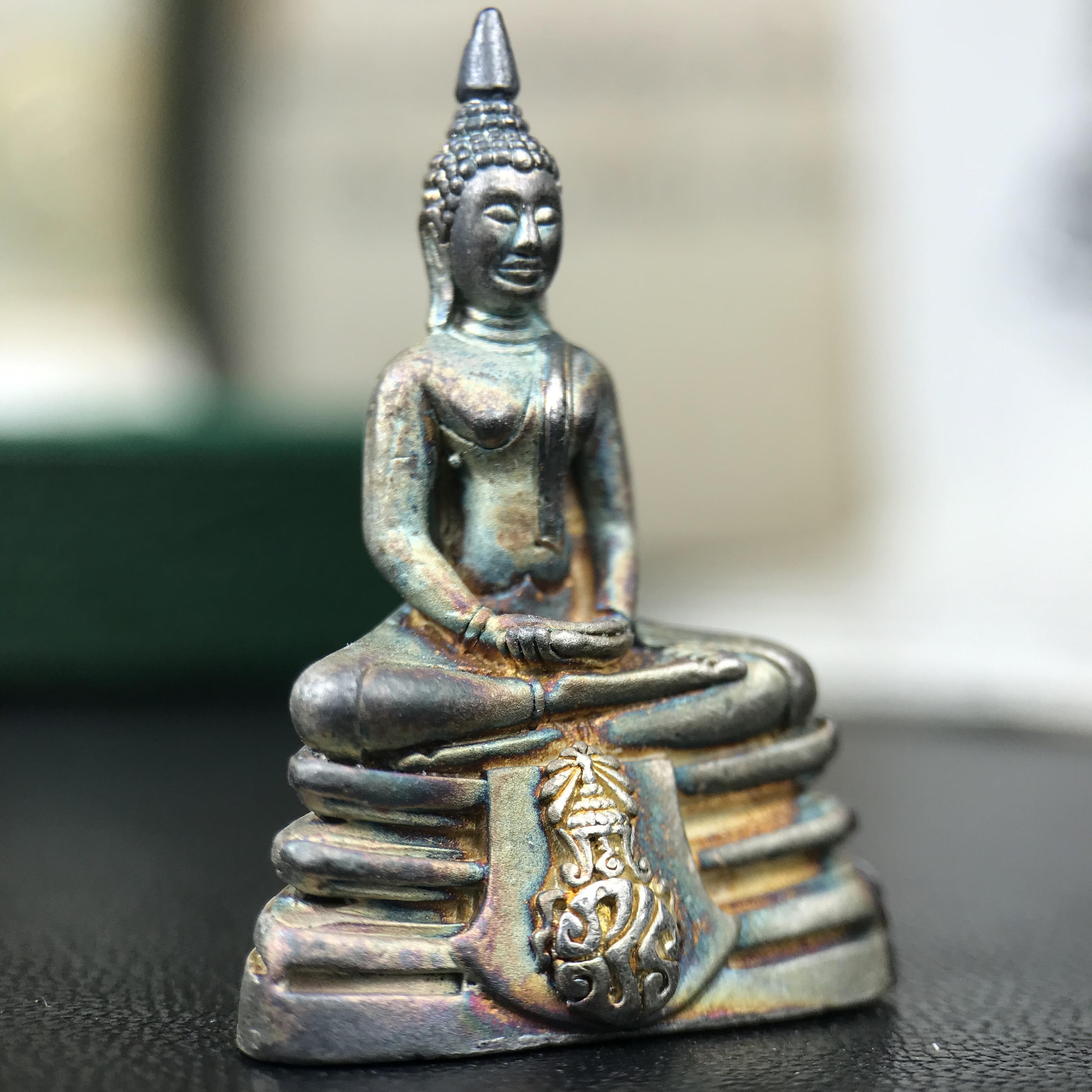 พระพุทธโสธร ภปร. รุ่นย้อนยุค สร้างพระอุโบสถ สมาคมชาวฉะเชิงเทรา จัดสร้าง ปี 2539 วโรกาสครองสิริราชสมบัติครบ 50 ปี เนื้อเงินทรายนวลขัดเงาบางส่วน(สภาพผิวเดิม ขึ้นสีรุ้งธรรมชาติ เก่าเก็บอย่าดี สวยมาก แบบนี้หายาก) พร้อมกล่องบรรจุและใบรับรองเดิม