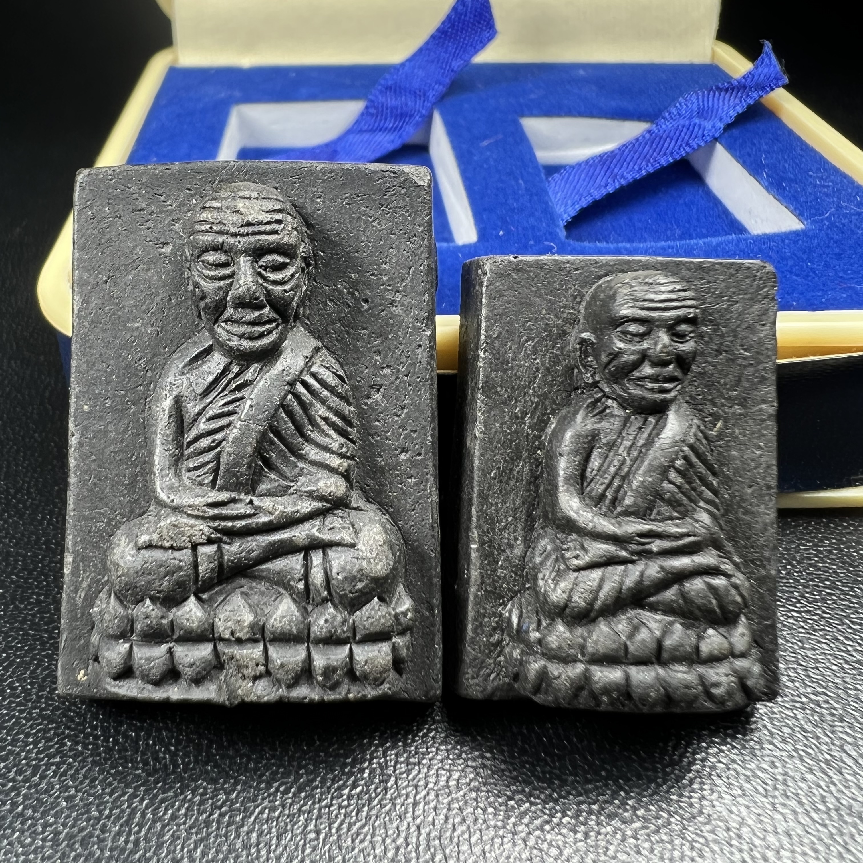 พระหลวงพ่อทวด พระนามาภิไธย สก. ปี2544(รุ่นแรก) เนื้อว่านคลุกรัก พิมพ์พิเศษหลังฝังข้าวสารดำ ชุดหลังพระนามาภิไธย สก. เนื้อเงิน(1ชุด 2องค์ พิมพ์ใหญ่สี่เหลี่ยม+พิมพ์เล็กพระรอดสี่เหลี่ยม)(1ใน5000 ชุด)พร้อมกล่องบรรจุเดิมหายาก