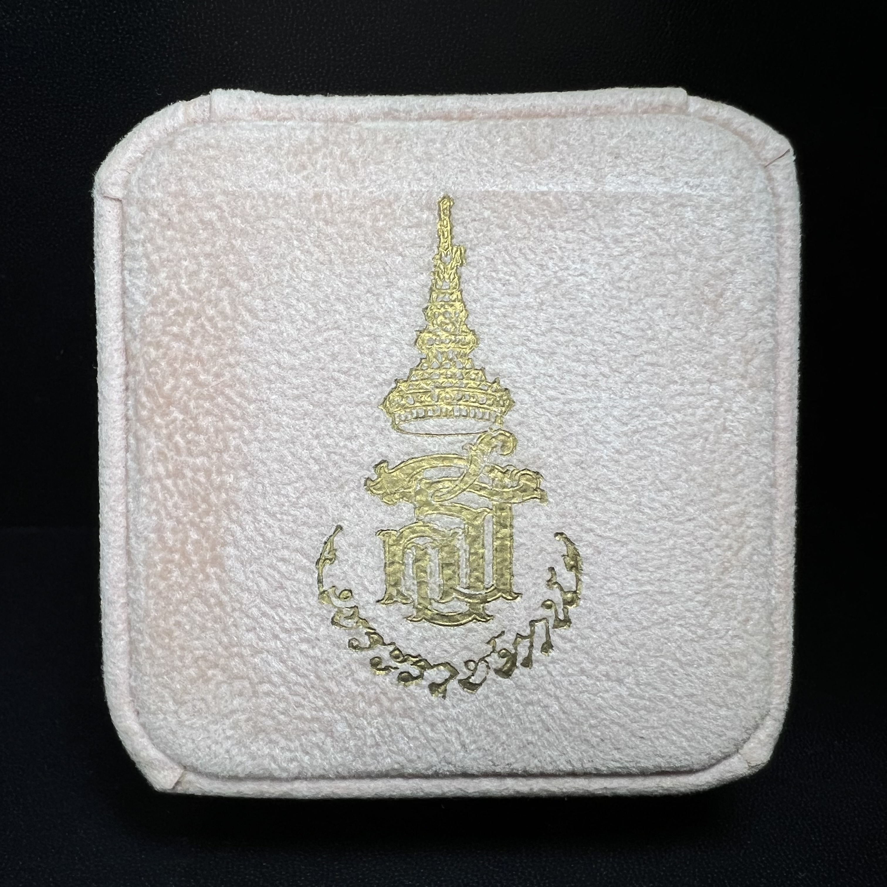 พระกริ่งไพรีพินาศ ตรากาญจนาภิเษกครองสิริราชสมบัติครบ 50 ปี รัชกาลที่9 ปี2540 เนื้อเงินสามกษัตริย์(ผิวเดิมสวย ครบ สมบูรณ์)พร้อมกล่องบรรจุเดิมครบ ชุดพระราชทาน(หายาก)(เข้มขลังทรงอานุภาพยิ่งใหญ่กำราบศัตรูพ่ายสิ้น พระไพรีพินาศ)(หายากพบเจอได้น้อยมาก)1ใน 539องค์