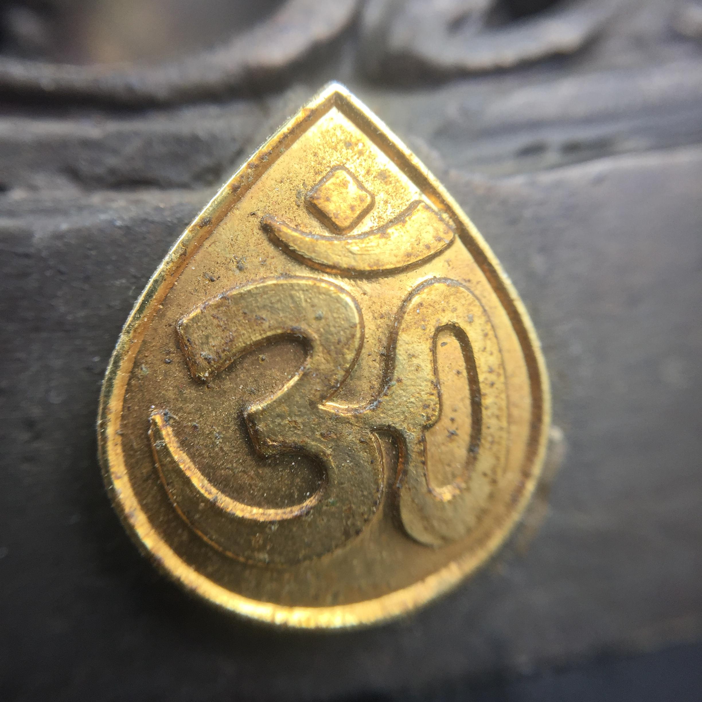 พระพิฆเนศ กรมศิลปากร ปี2547 ขนาดบูชาหน้าตัก 3 นิ้ว โลหะผสมเนื้อดี มีโค๊ดหมายเลขกำกับNo.821 (1 ใน 5000 องค์)รุ่นยอดนิยมหายาก