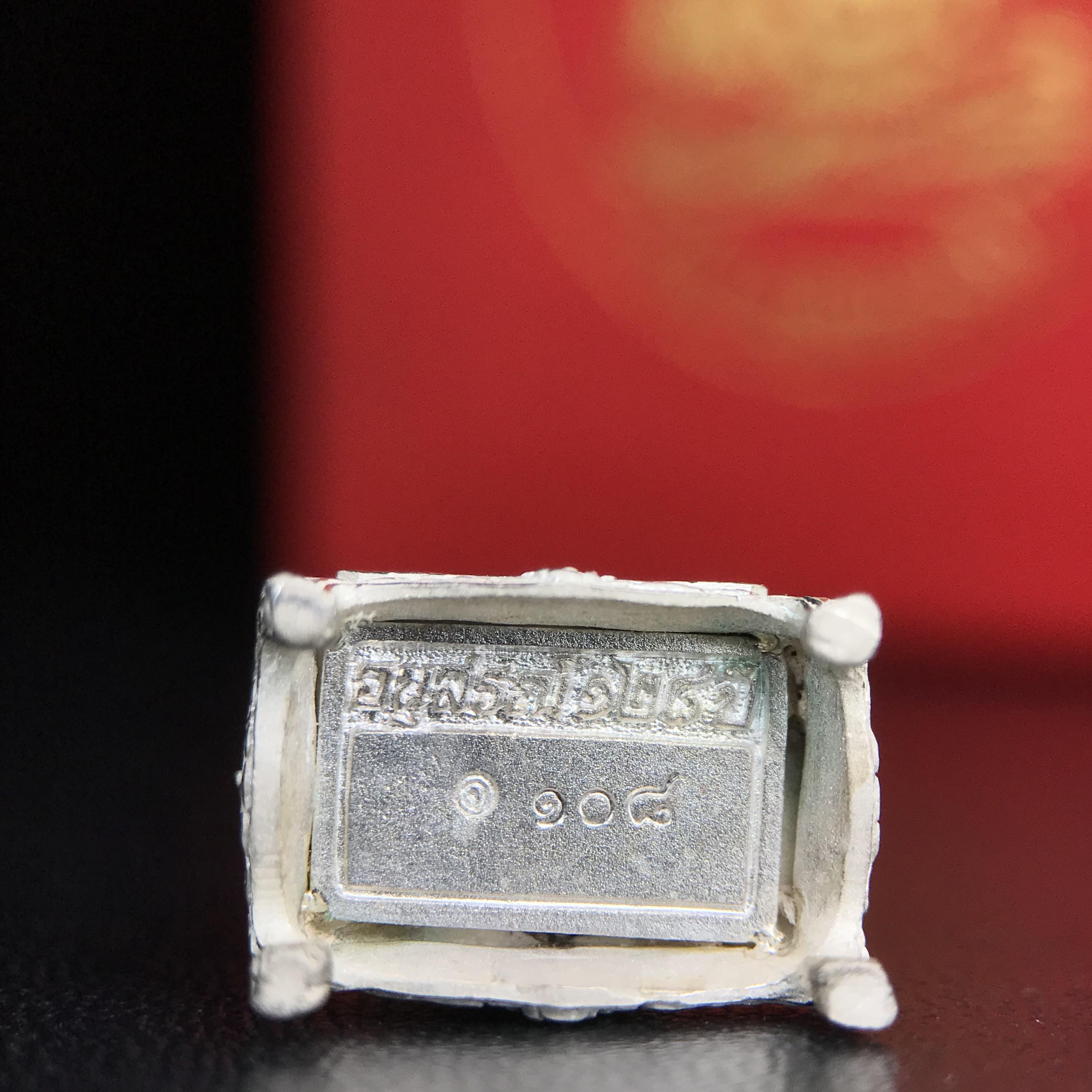 สมเด็จพุฒาจารย์ (โต พรหมรังสี) อนุสรณ์ 128 ปี สมเด็จพระญาณสังวร สมเด็จพระสังฆราช ทรงเมตตาอธิฐานจิต ปี 2543 มหาพุทธาภิเษก 3วาระ รูปเหมือนลอยองค์พิมพ์ใหญ่เนื้อเงิน ขนาด 1.5 x 2.5 ซม. ทรงคุณค่าทั้งด้านความงานด้านพุทธศิลป์ และพุทธคุณ(องค์หมายเลข ๑๐๘(เลขสวย)