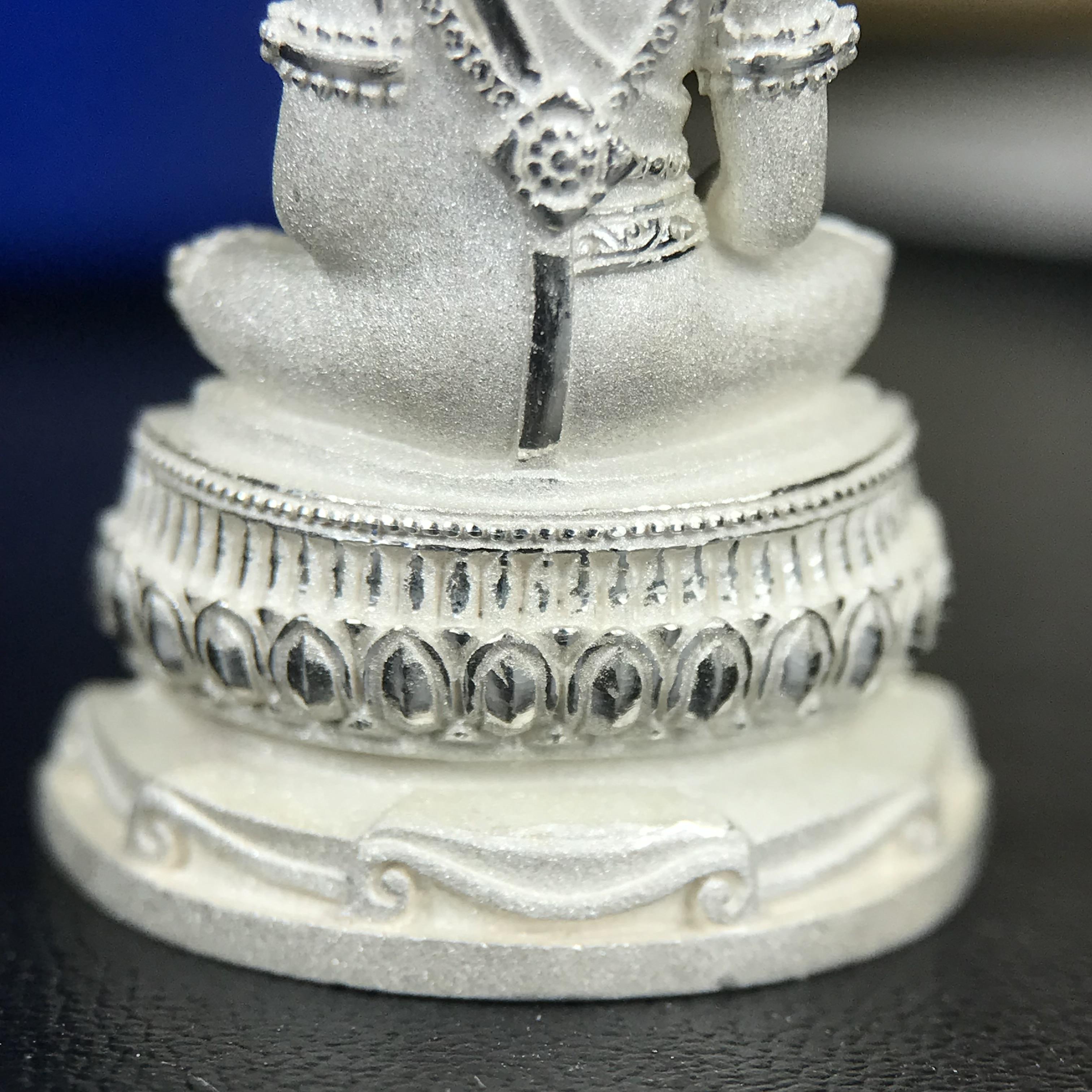 พระแก้วมรกต ทรงเครื่องฤดูร้อน พระราชทานประดิษฐานตราสัญลักษณ์ฉลองสิริราชสมบัติ ครบ 60 ปี ในหลวงรัชกาลที่ 9 พ.ศ.2549 เนื้อเงินลอยองค์พิมพ์ใหญ่ สูง 3.6 ซม. ขนาดหน้าตัก 1/2 นิ้ว (พิธีใหญ่มหาพุทธาภิเษก ณ พระอุโบสถวัดพระแก้ว เกจิอาจารย์ ทั่วประเทศ 108 รูป )