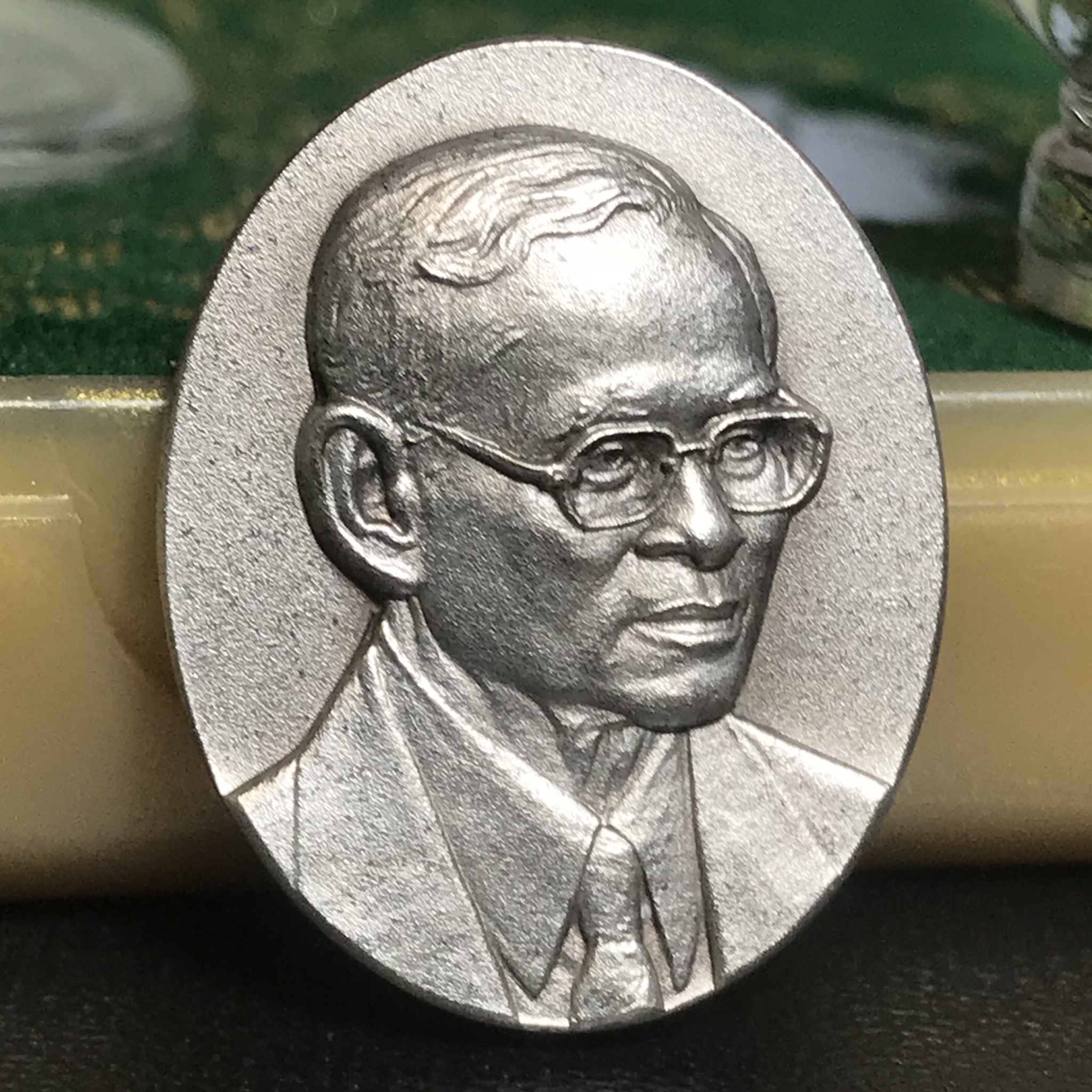 เหรียญพระบรมรูปหล่อพระบาทสมเด็จพระเจ้าอยู่หัว 84 พรรษา เนื้อเงินรมดำขัดวินอล พิมพ์เล็ก(20*25 มม.)(บรรจุมวลสาร จิตรลดา เส้นเกษา(เส้นผม)รัชกาลที่9 พระราชทาน)