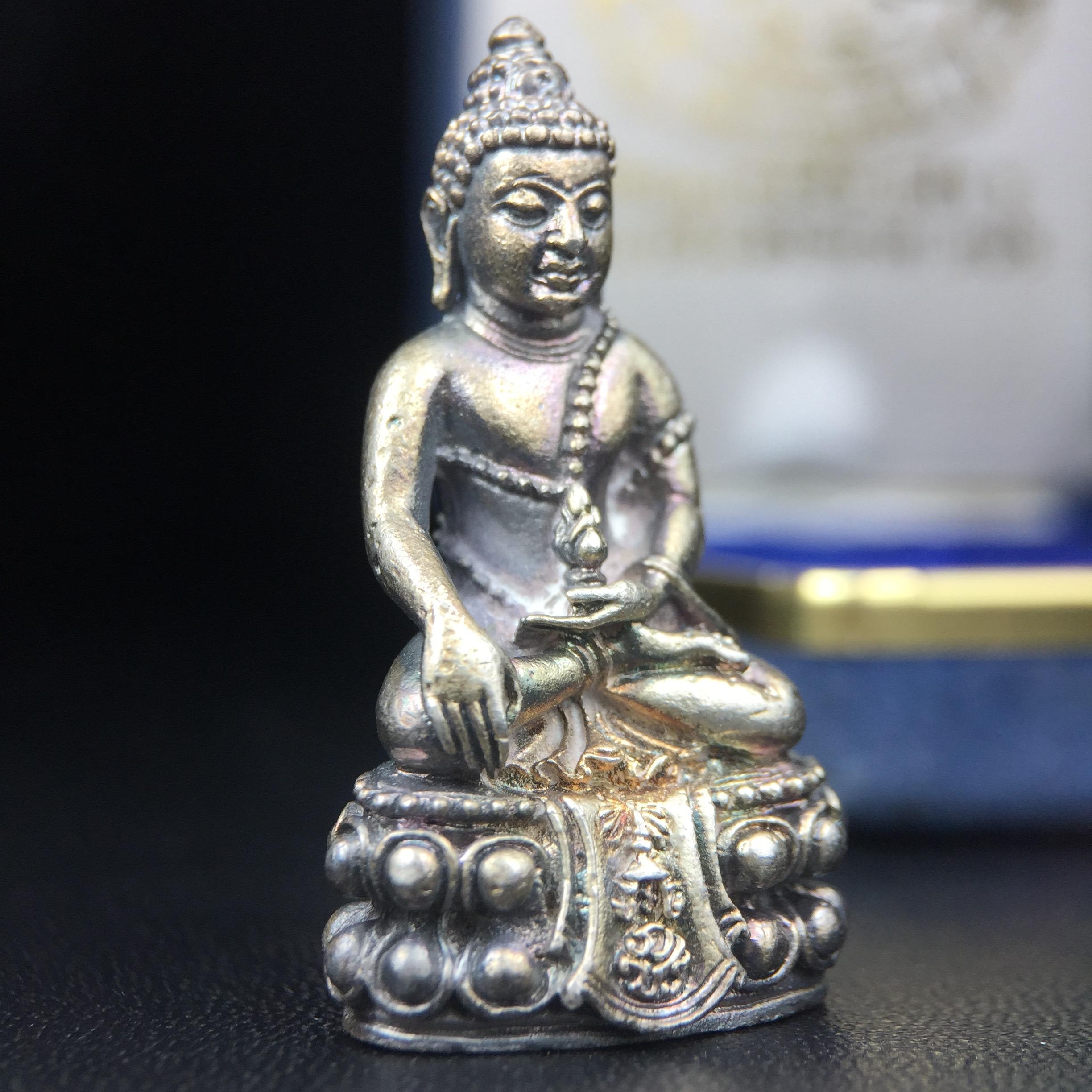 พระกริ่งศิรากาศ ภปร.(พระกริ่งคุ้มเกล้า)วัตถุมงคล"คุ้มเกล้าฯ" มูลนิธิ “คุ้มเกล้า” ในพระบรมราชูปถัมภ์ จัดสร้าง โรงพยาบาลภูมิพล เนื้อเงิน(พิมพ์หน้าไทย)(สภาพผิวเดิมขึ้นน้ำทองรุ้งๆทั่วองค์สวยมาก มาพร้อมกล่องบรรจุเดิมแบบนี้หายาก)(รัชกาลที่9เสด็จเททอง)