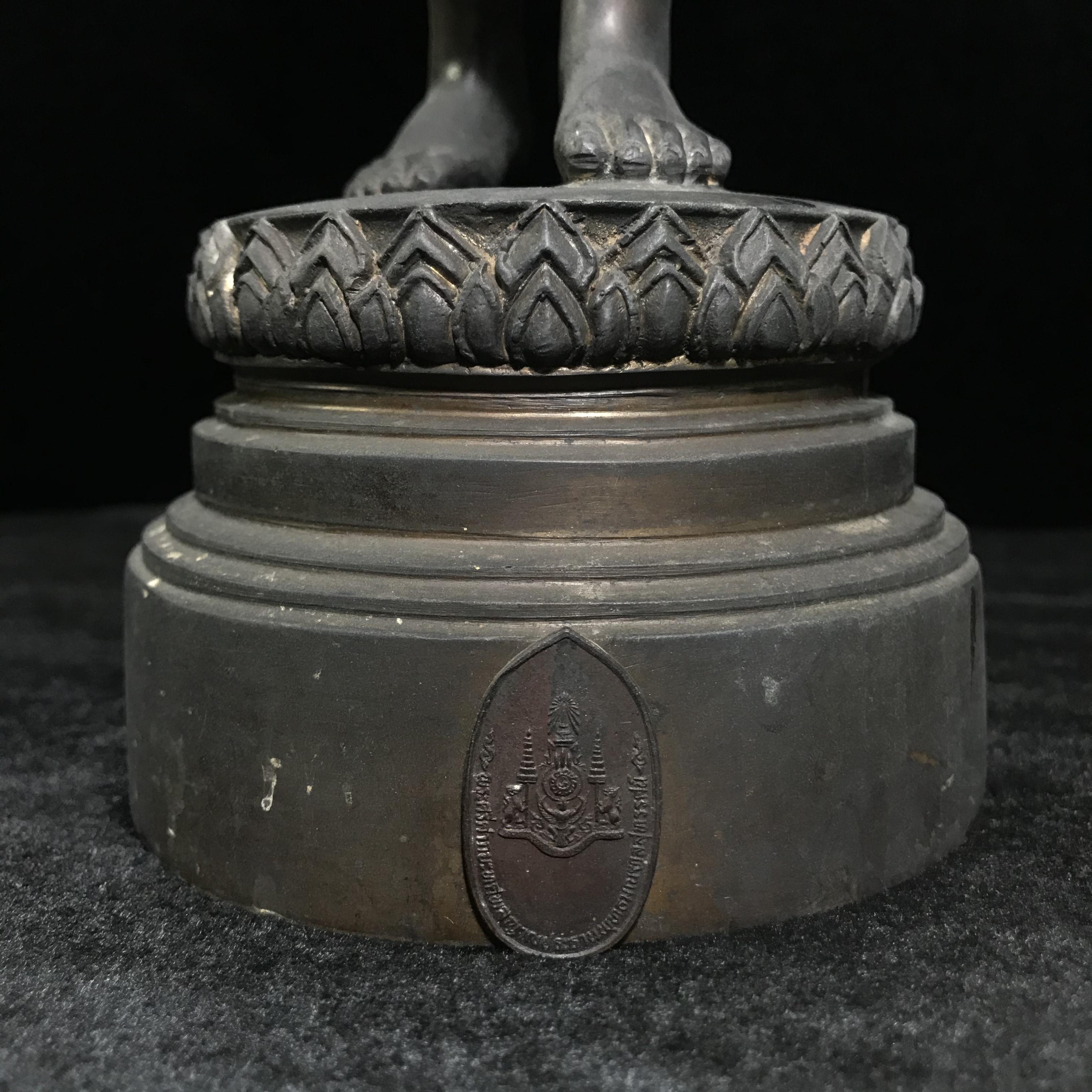 พระบูชา 25พุทธศตวรรษ พระศรีศากยะทศพลญาณ ประธานพุทธมณฑลสุทรรศน์ ปี 2530 ตราสัญลักษณ์ ในมหาวาระพระชนมพรรษา ครบ 5 รอบ 60 พรรษา เมื่อ 5 ธันวาคม พ.ศ. 2530 หมายเลข (๑๕)๓๖๕ ขนาดความสูง 15 นิ้ว รวมฐานสูง 18 นิ้ว(นิยมหายาก)