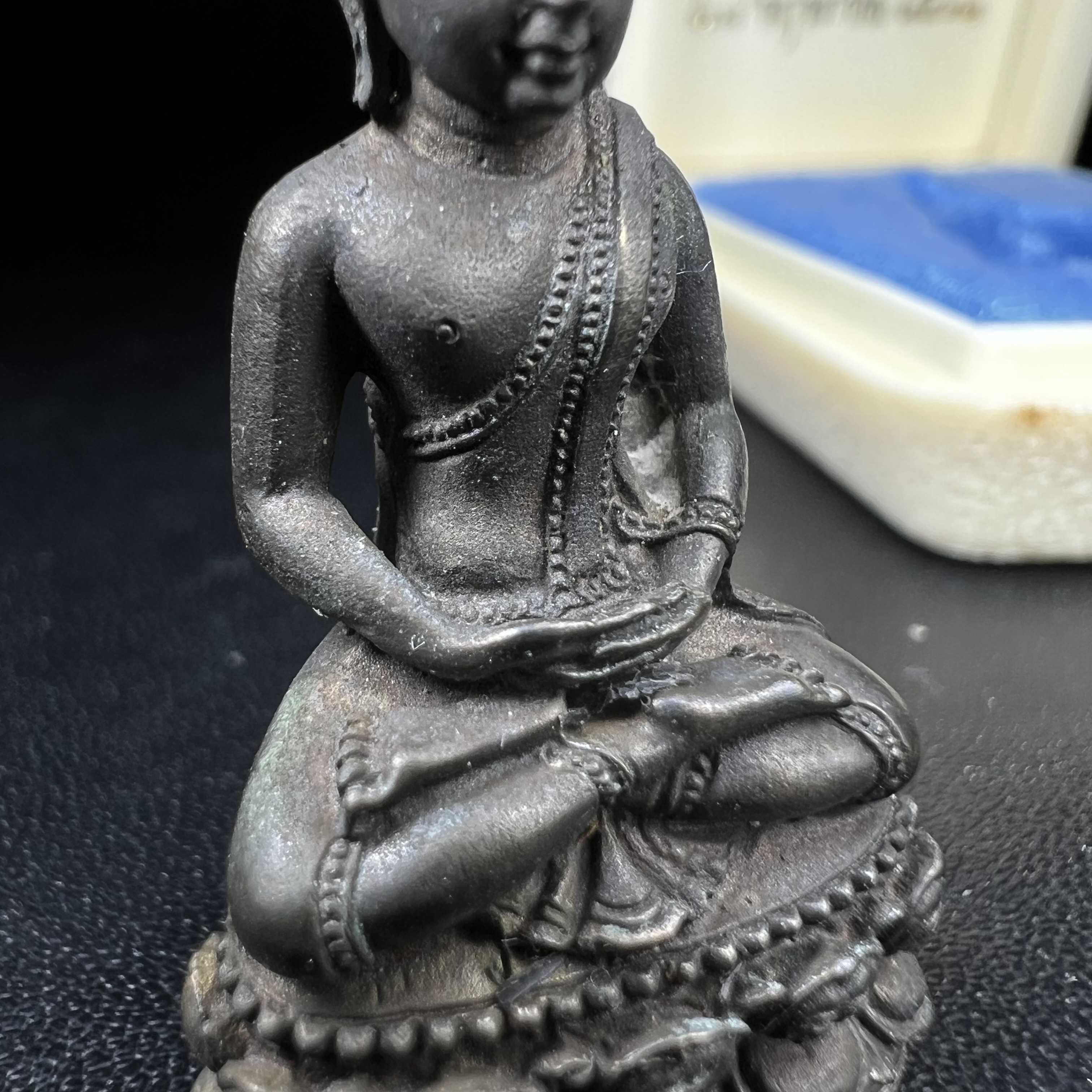 พระกริ่งพิชัยรังสี รุ่นแรก วัดป่าชัยรังสี จ.สมุทรสาคร ปี 2531 เนื้อนวโลหะ ออกแบบโดยนายช่างเกษม มงคลเจริญ ช่างมือหนึ่งแห่งยุค ปลุกเสกโดยพระเกจิอาจารย์ที่มีชื่อเสียงในยุคนั้นมาร่วมพิธีกันหลายรูป พุทธศิลป์ออกแบบได้สวยงดงาม พร้อมกล่องบรรจุเดิมครบ