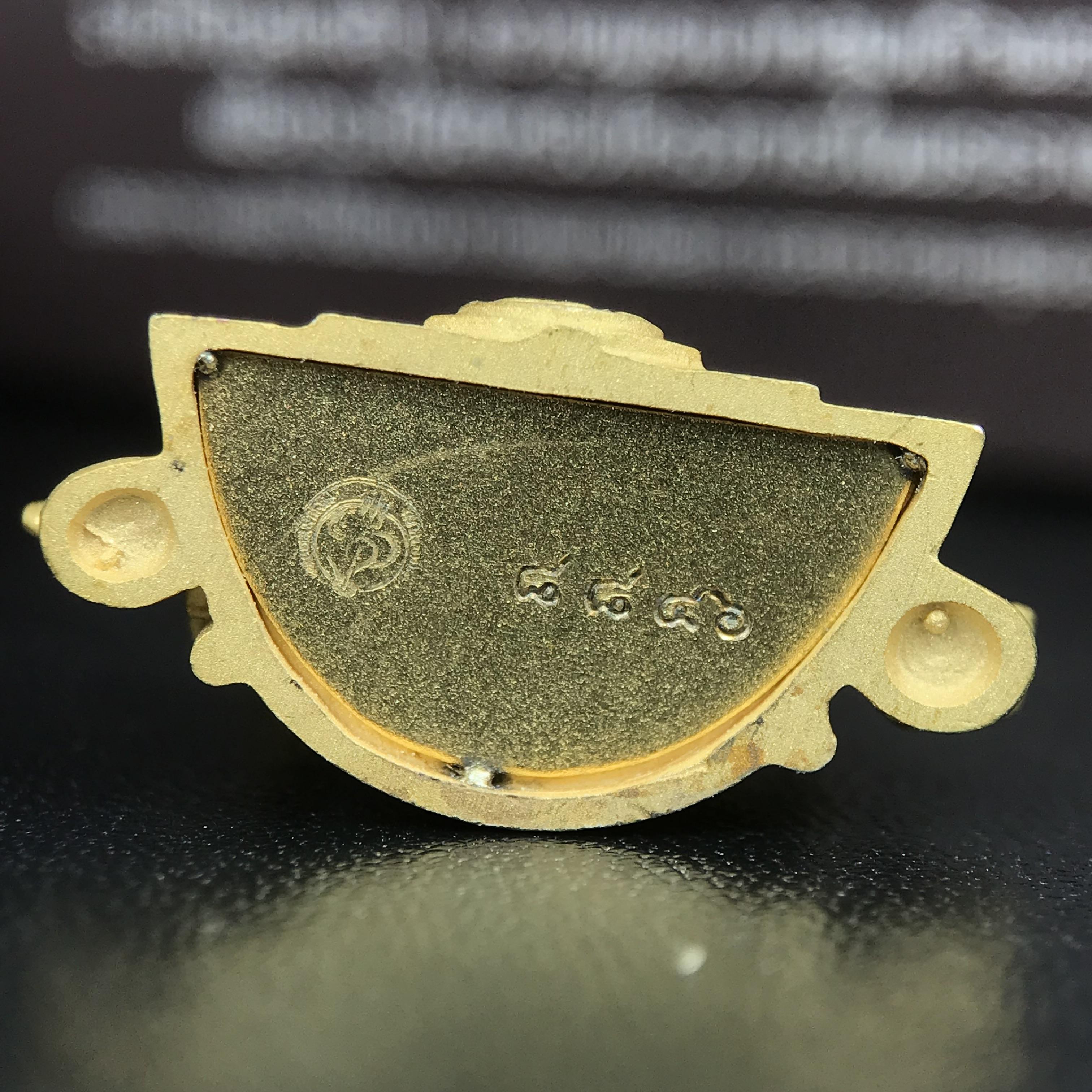 พระพุทธชินราช ภปร. โครงการ "เพราะแผ่นดินนี้ คือ แผ่นดินเกิด" ปี 2548(รุ่นแรก) ลอยองค์เนื้อเงินสามกษัตริย์ หน้าตัก 1/2 นิ้ว (ขนาด 3.5 x 2.5 ซม.) พุทธศิลป์งดงามทรงคุณค่า รุ่นยอดนิยม(องค์หมายเลข ๘๘๔๖)