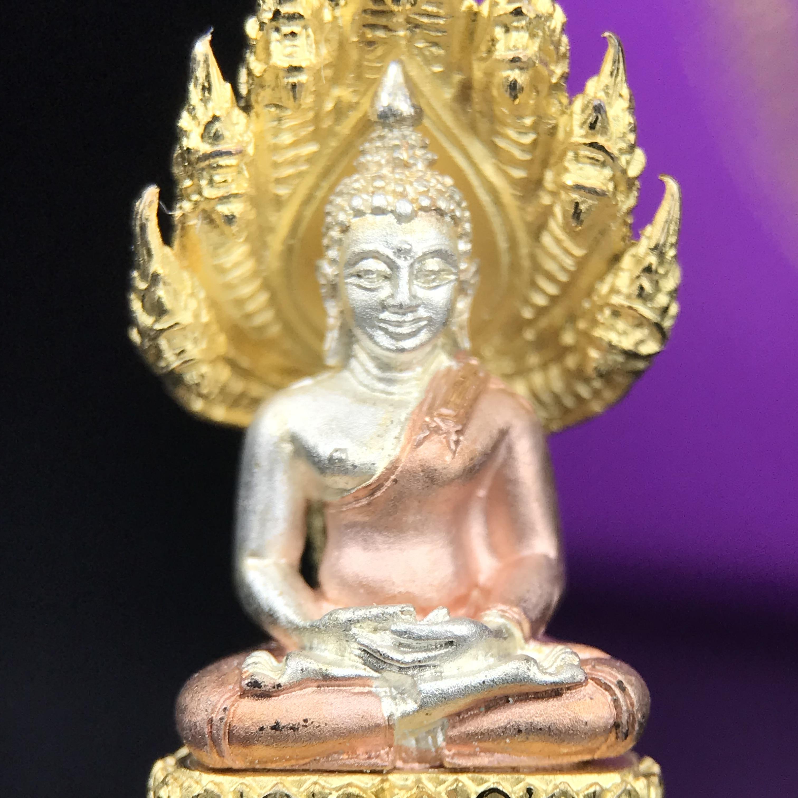 พระนาคปรก สธ. รุ่นสร้างพระอุโบสถเฉลิมพระเกียรติ 4 รอบ 84 พรรษา สมเด็จพระเทพรัตนราชสุดาฯ วัดบวรนิเวศวิหาร ปี 2543 พิมพ์เล็ก เนื้อเงินบริสุทธิ์ ชุบสามกษัตริย์แบบพ่นทรายขัดเงาบางส่วน(สภาพ สวย )พิธีใหญ่ พุทธศิลป์งดงาม หายาก (1 ใน 2999 องค์)