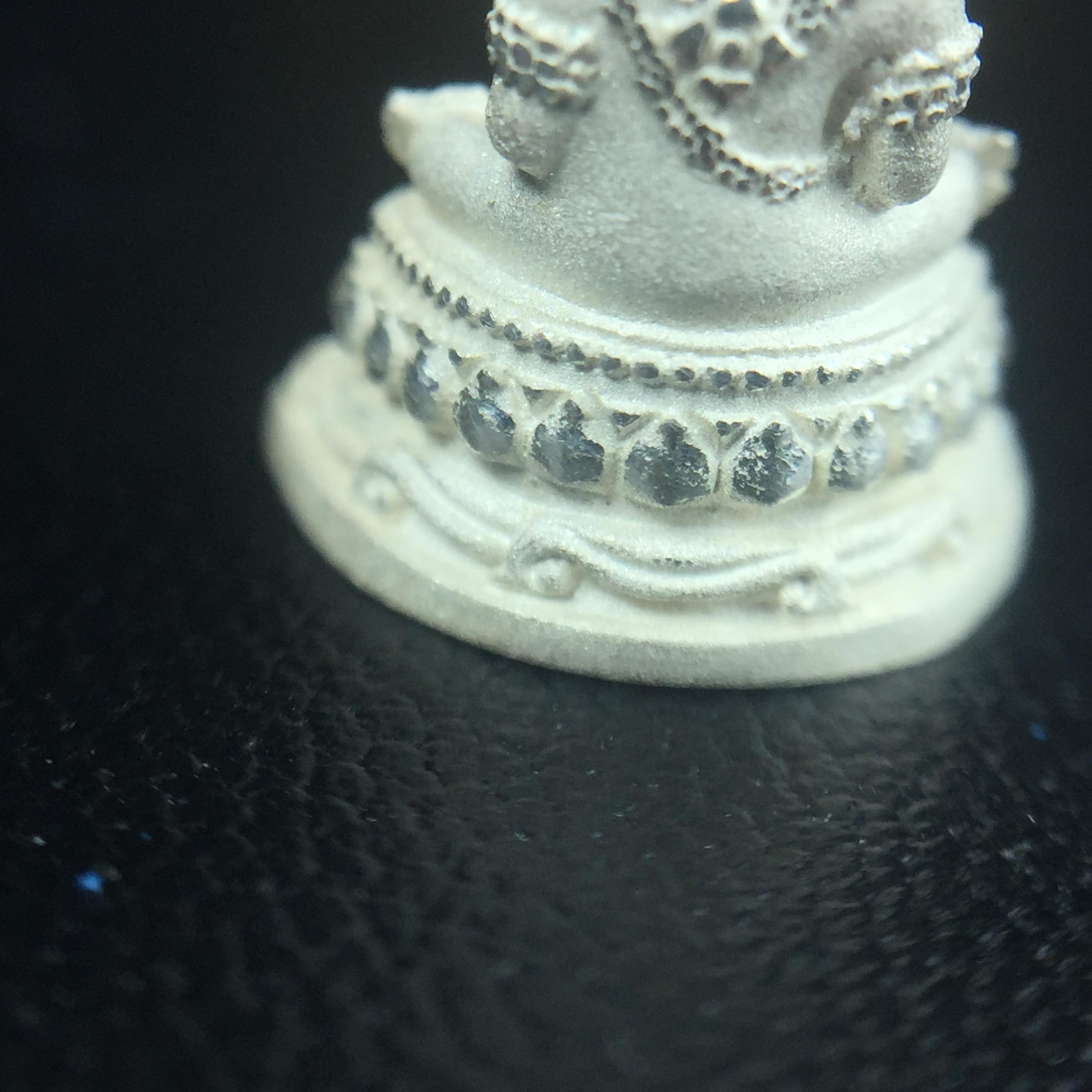 พระแก้วมรกต(จำลอง)ลอยองค์ ขนาดหน้าตัก 1/4 นิ้ว ทรงเครื่องฤดูร้อน เนื้อเงิน ตราสัญลักษณ์ฉลองสิริราชสมบัติครบ 60 ปี พ.ศ.2549