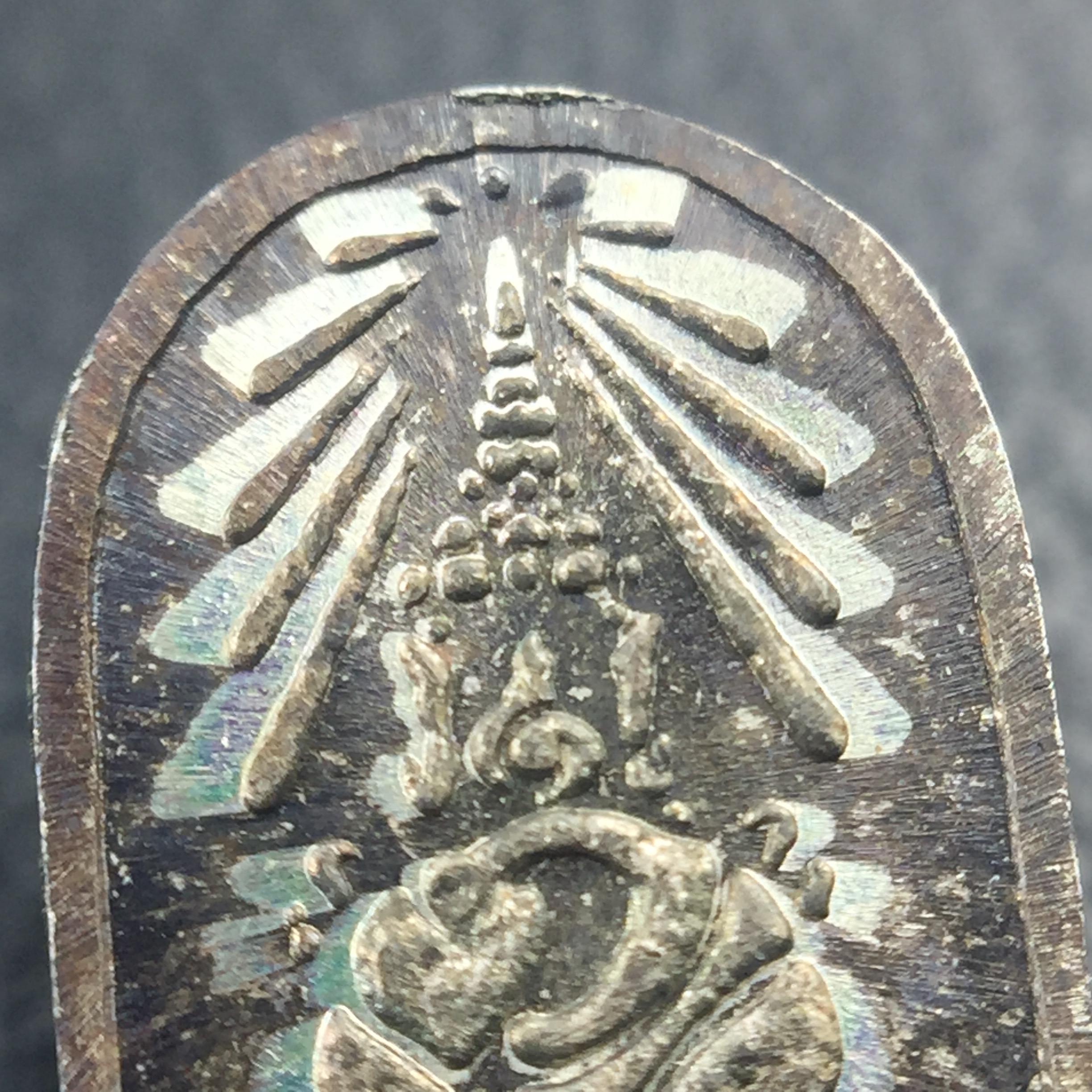 พระปรกใบมะขาม พระพุทธสิหิงค์ ภปร. ธรรมศาสตร์ 50ปี เนื้อเงิน(ตอกสองโค๊ด ผ่านสองพิธีวาระ 50ปีและ60ปี หายากนิยม)(คัดสภาพสวย)(ในหลวงรัชกาลที่9 เสด็จเททอง)(พระปรกใบมะขาม ภปร. รุ่นแรก)(พิธีใหญ่ เกจิที่มีชื่อเสียงมาร่วมปลุกเสกจำนวนมาก ชนวนมาลสารเก่าเข้มขลัง )