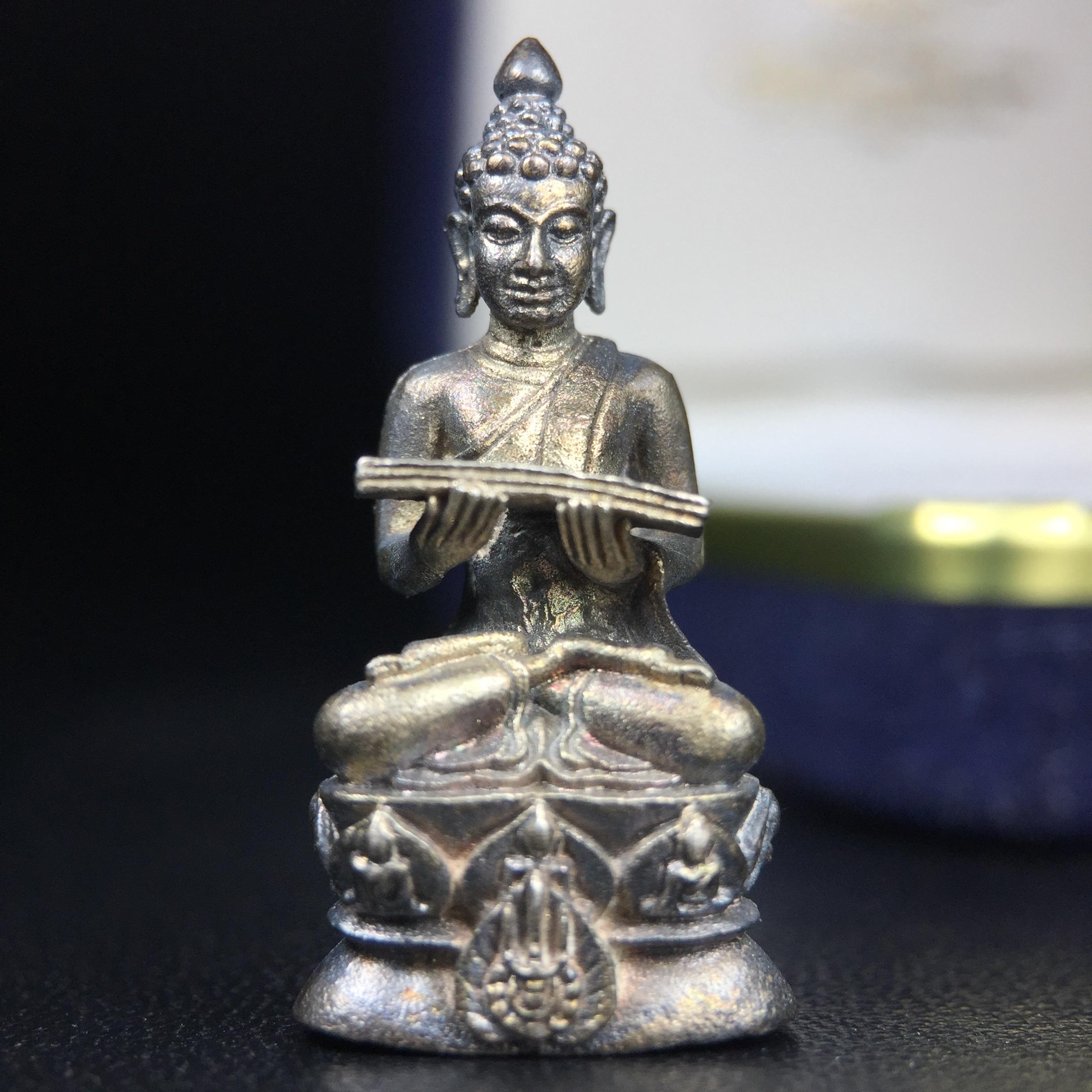 พระกริ่งปรมานุชิตชิโนรส วัดพระเชตุพนวิมลมังคลาราม(วัดโพธิ์) ปี2533 เนื้อเงิน ( ในหลวงรัชกาลที่9เสด็จเททอง)พิธีใหญ่ งดงามด้วยพุทธศิลป์เปี่ยมด้วยพุทธคุณ อีกหนึ่งรุ่นที่แนะนำสะสมบูชา