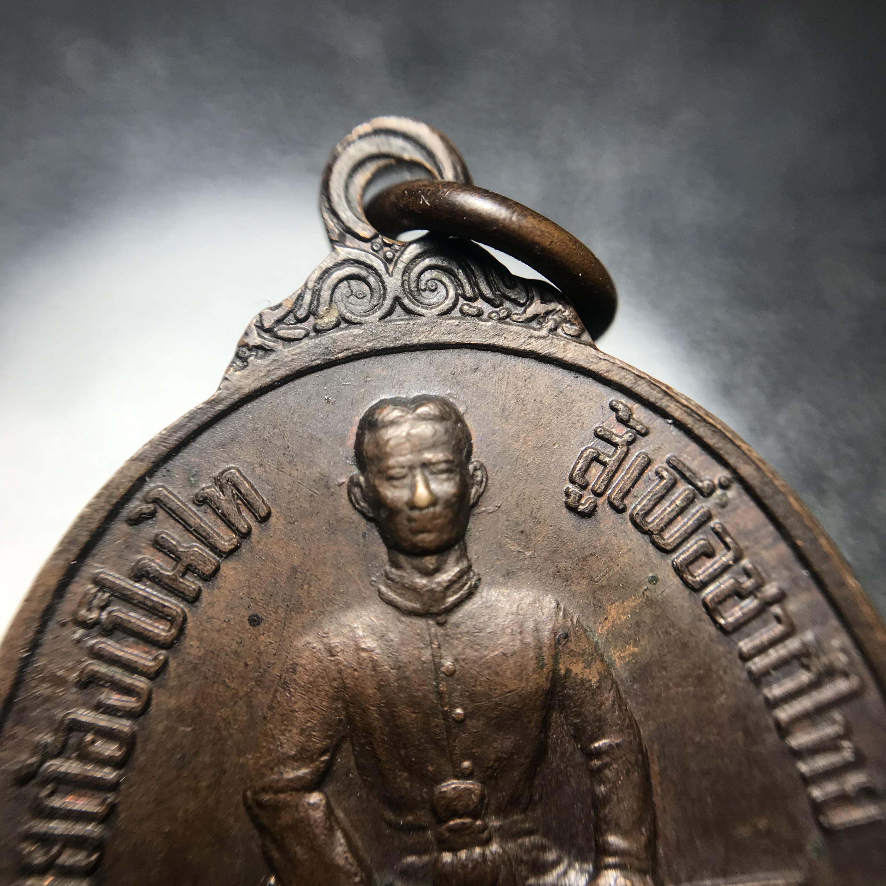 เหรียญหนึ่งในสยาม ด้านหน้าสมเด็จพระนเรศวรมหาราช ด้านหลังพระไพรีพินาศ ปี2519(เหรียญพระราชทาน)(ในหลวงรัชกาลที่9 เสด็จในพิธี)(พิมพ์นิยม คัดสภาพสวย หายาก)(1 ใน7000เหรียญ)