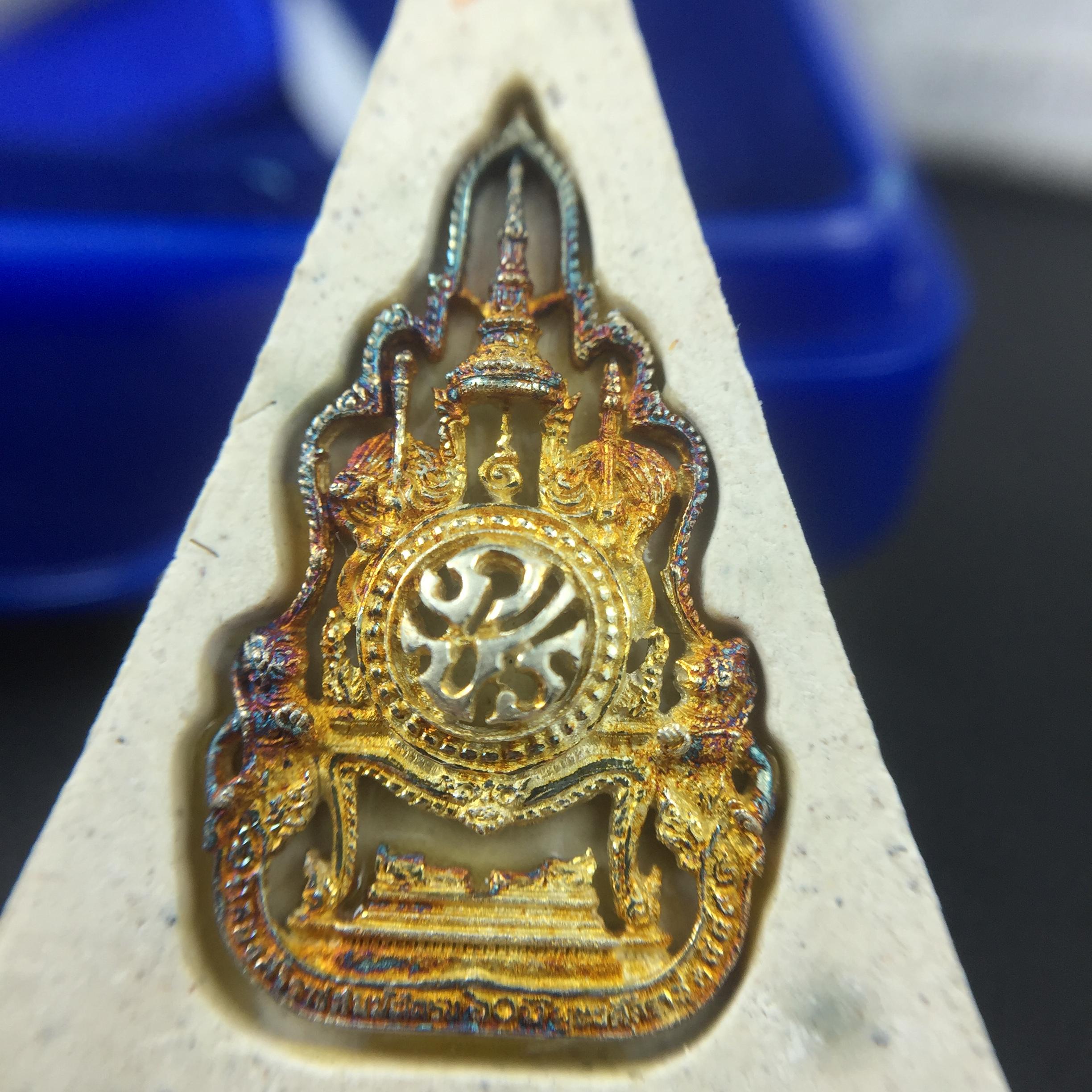 พระแก้วมรกต(จำลอง)ทรงเครื่องฤดูร้อน พระผงบูชา ด้านหน้าปิดทอง ด้านหลังตราฉลองสิริราชสมบัติครบ 60ปี เนื้อเงินขึ้นสีรุ้งธรรมชาติสร้างสรรค์งดงาม(รุ่นนี้ได้พระราชทานเส้นพระเจ้า(เส้นผม)รัชกาลที่9ในการจัดสร้าง)***องค์นี้พิเศษมองเห็นเส้นผมติดอยู่ด้านหลังชัดเจน***