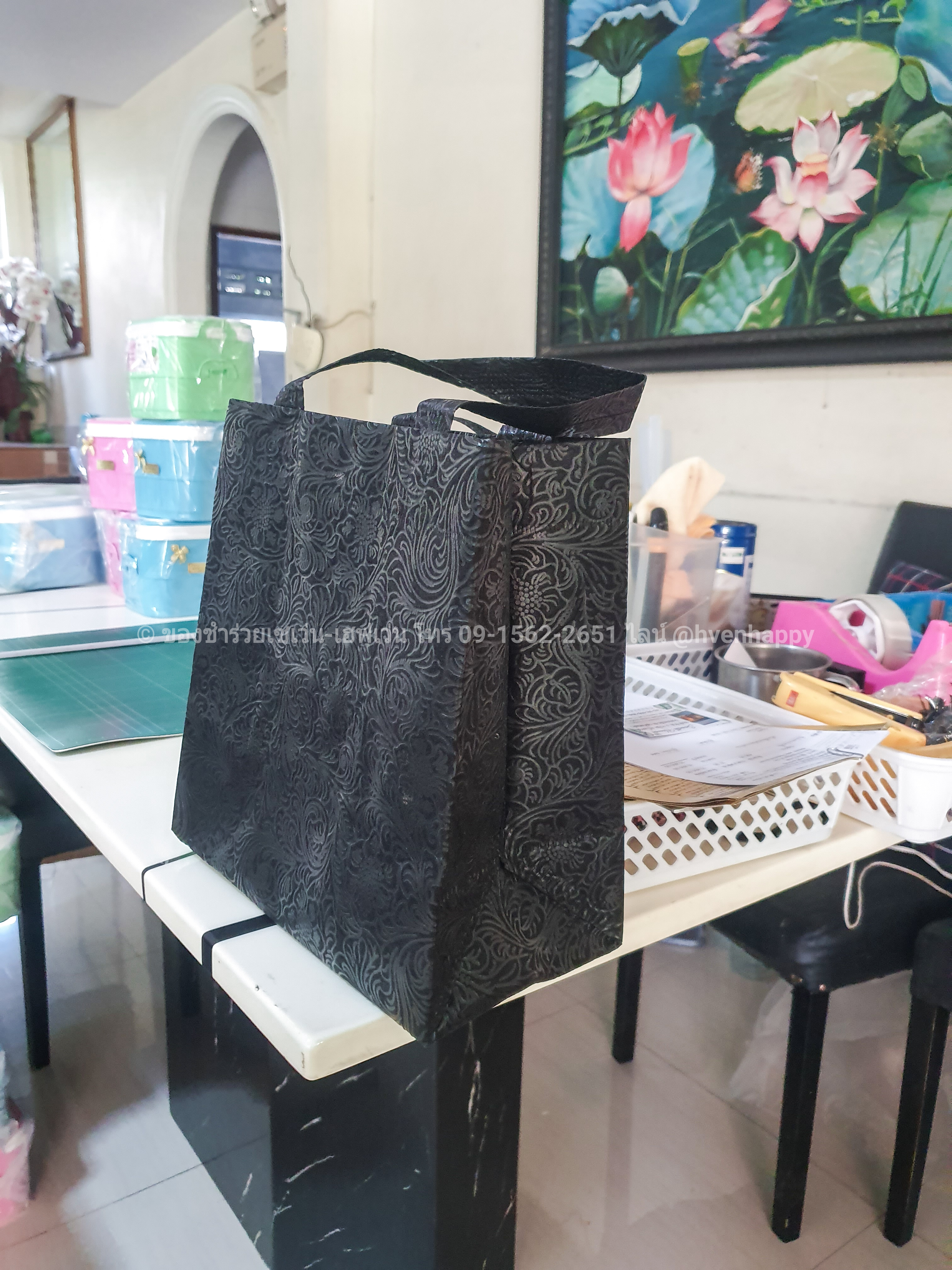 ของชำร่วยงานศพ กระเป๋าผ้าสปันบอนด์สีดำ อัดลายดอกไม้ในตัว