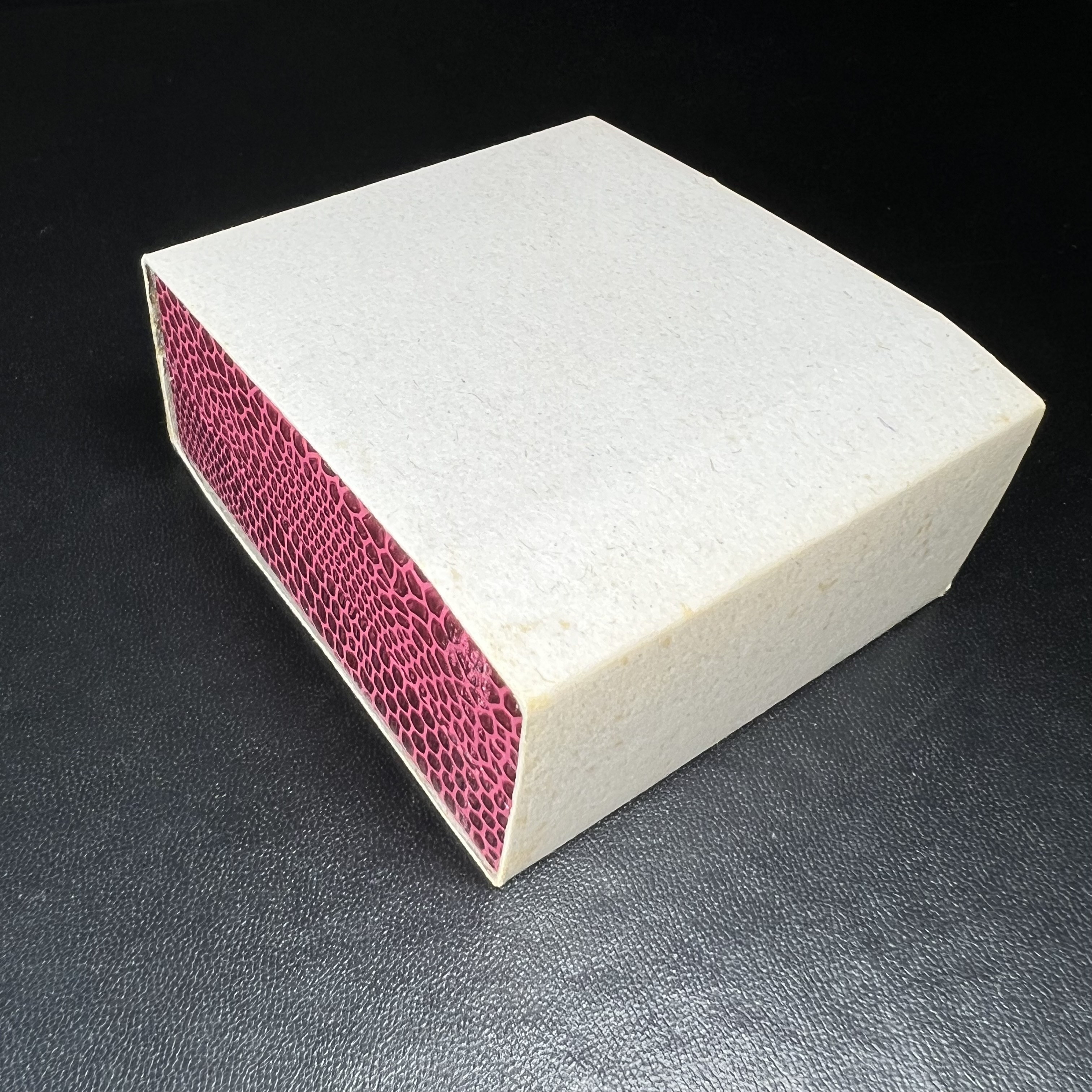 รูปเหมือนสมเด็จพระพุฒาจารย์ (โต พรหมรังสี)วัดใหม่อมตรส บางขุนพรหม ปี2540 รุ่นกาญจนาภิเษก จัดสร้างในวโรกาสที่รัชกาลที่ 9 ทรงครองสิริราชสมบัติ ครบ 50ปี ลอยองค์พิมพ์ใหญ่ เนื้อเงินบริสุทธิ์ 99.9% แบบชุบสามกษัตริย์ขัดเงาบางส่วน พร้อมกล่องบรรจุเดิมครบ