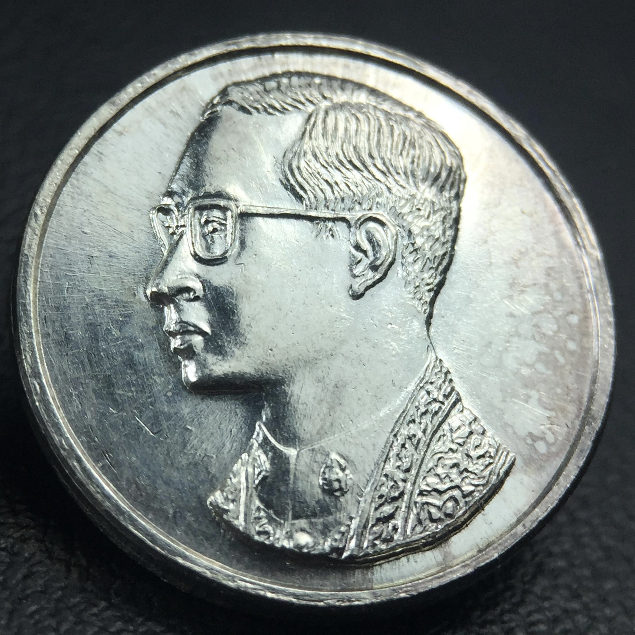 เหรียญพระบรมรูปคุ้มเกล้า รพ.ภูมิพล ปี2522 เนื้อเงิน พิมพ์เล็ก(พบเจอน้อยหายาก) คัดสภาพสวยเดิม(ในหลวงรัชกาลที่9 ทรงจุดไฟพระฤกษ์และเททอง พิธีใหญ่)ยอดนิยมหายาก