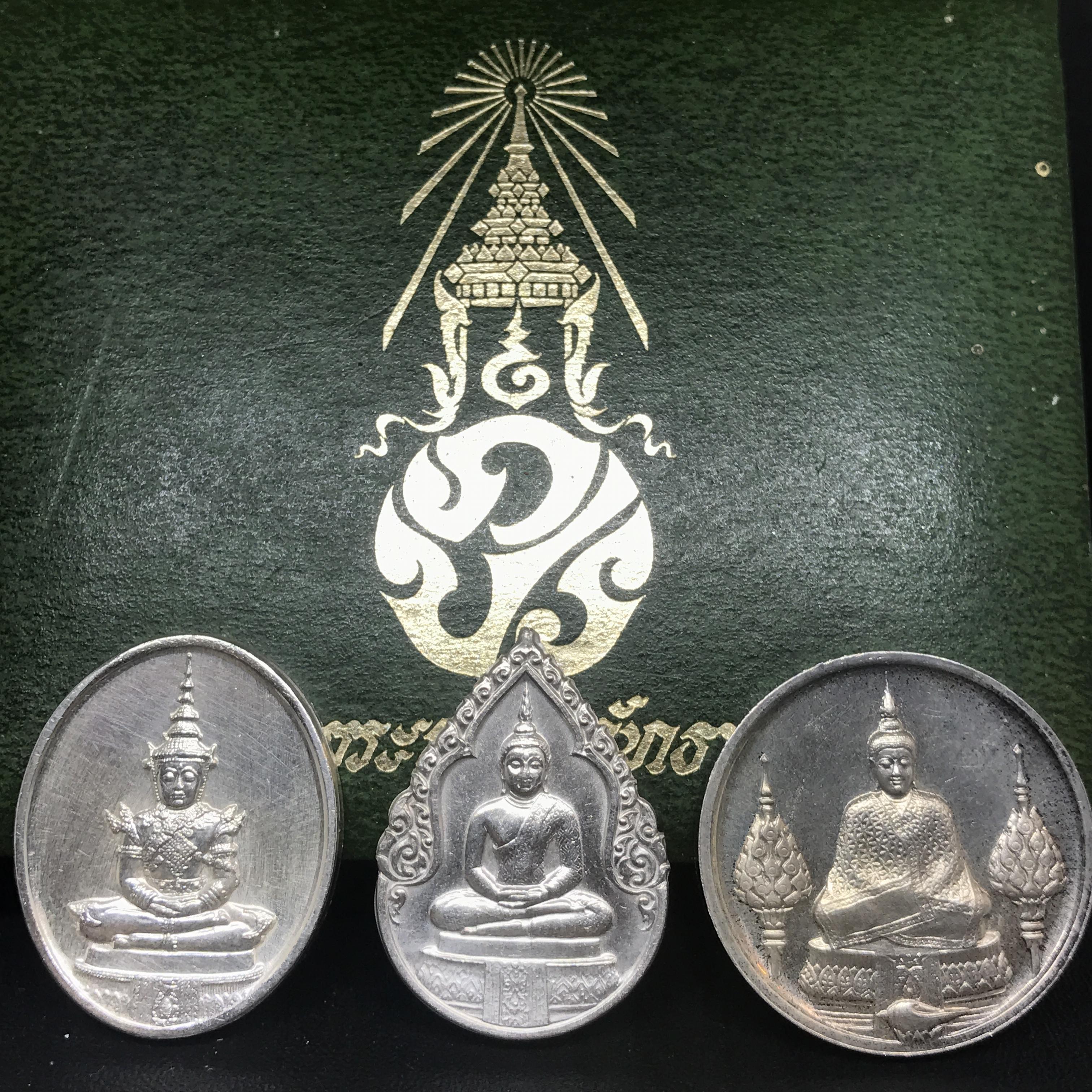 เหรียญพระแก้วมรกตหลัง ภปร ฉลองกรุงรัตนโกสินทร์ครบ 200 ปี พ.ศ.2525 เนื้อเงินกล่องบรรจุเดิมครบ3พิมพ์(บล็อกพระราชศรัธา)(ในหลวงรัชกาลที่9 เสด็จในพิธี)