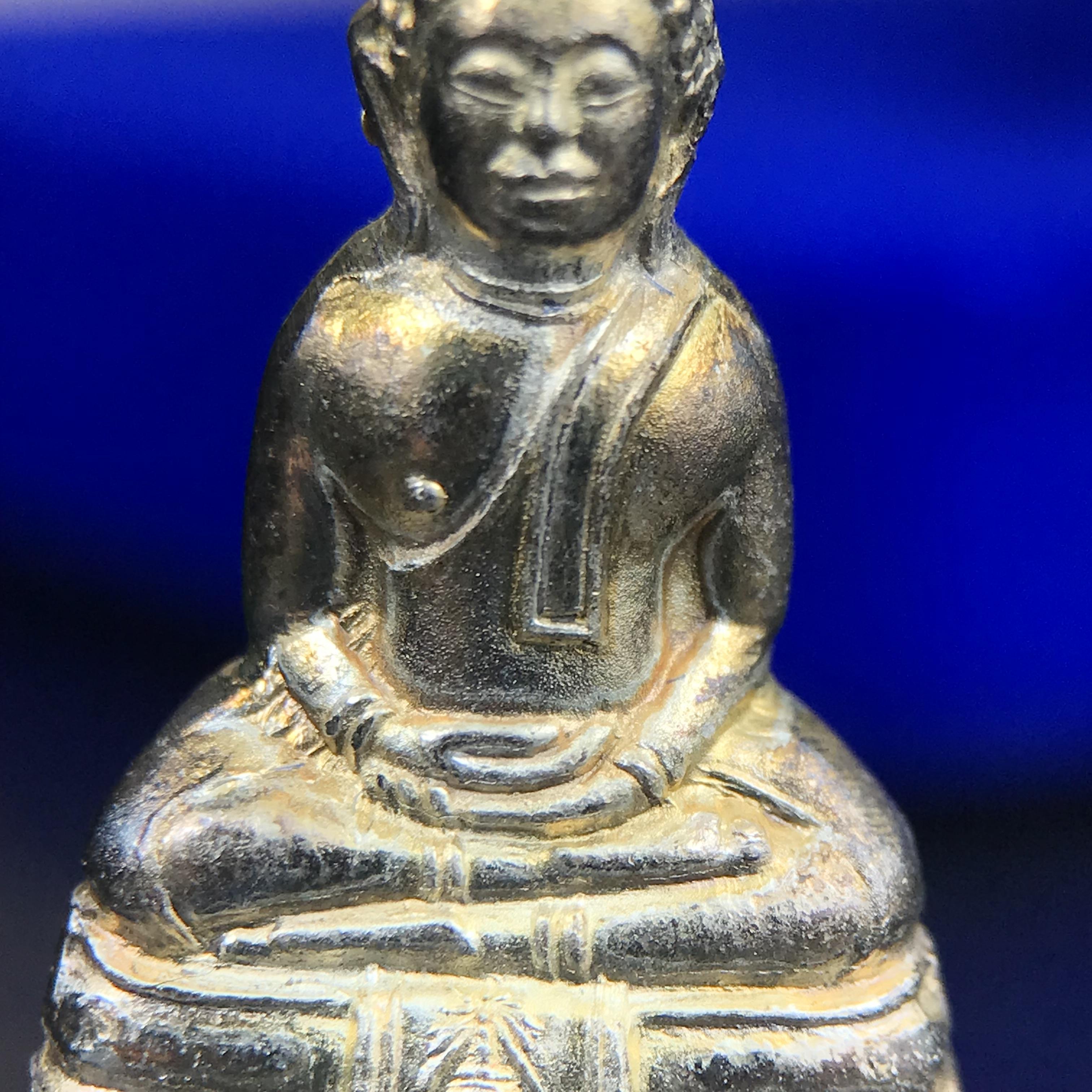 พระกริ่งหลวงพ่อโสธร ภปร. รุ่นกาญจนาภิเษก จัดสร้างในมงคลวโรกาสที่พระบาทสมเด็จพระเจ้าอยู่หัวรัชกาลที่9 เสด็จเถลิงถวัลย์สิริราชสมบัติ ครบ 50 ปี ในพุทธศักราช 2539 เนื้อเงิน(ผิวเดิมสวย)(พิธีใหญ่เข้มขลัง)1 ใน 9950 องค์