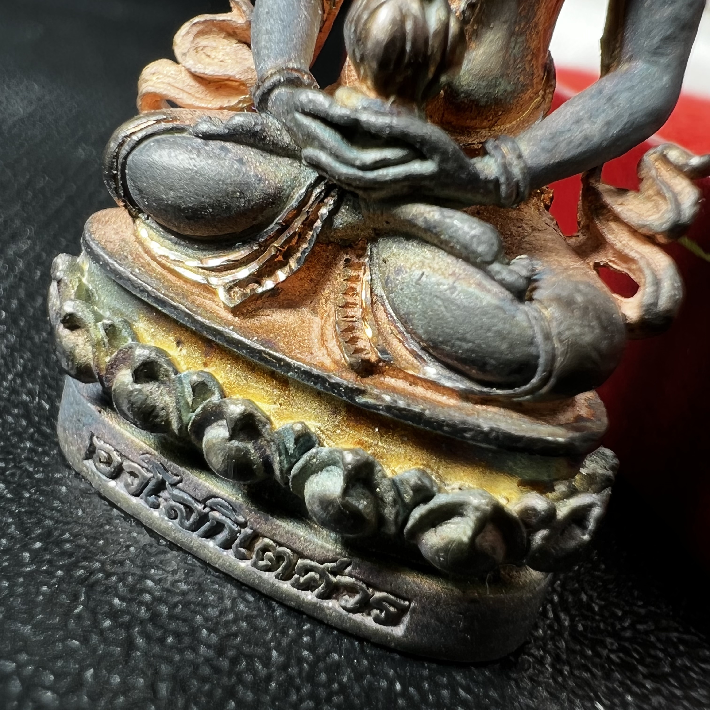 พระกริ่งอวโลกิเตศวร ( เจ้าแม่กวนอิม ) วัดโพธิ์แมนคุณาราม เนื้อเงิน 3 กษัตริย์ พ่นทราย(ผิวเดิม ขึ้นสีรุ้งธรรมชาติ แบบนิยม เสน่ห์ของพระเนื้อเงิน) รุ่นอุดมโภคทรัพย์ พ.ศ.2539(อีกหนึ่งรุ่นยอดนิยม พุทธศิลป์สวยงดงาม)