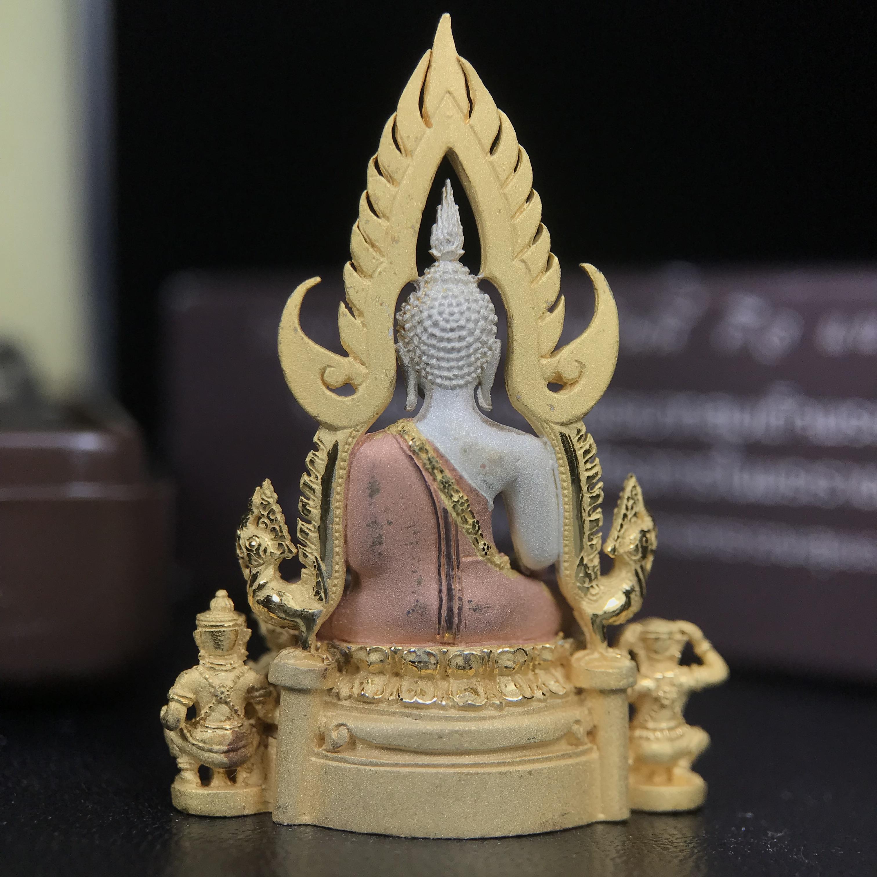 พระพุทธชินราช ภปร. โครงการ "เพราะแผ่นดินนี้ คือ แผ่นดินเกิด" ปี 2548(รุ่นแรก) ลอยองค์เนื้อเงินสามกษัตริย์ หน้าตัก 1/2 นิ้ว (ขนาด 3.5 x 2.5 ซม.) พุทธศิลป์งดงามทรงคุณค่า รุ่นยอดนิยม(องค์หมายเลข ๘๘๔๖)