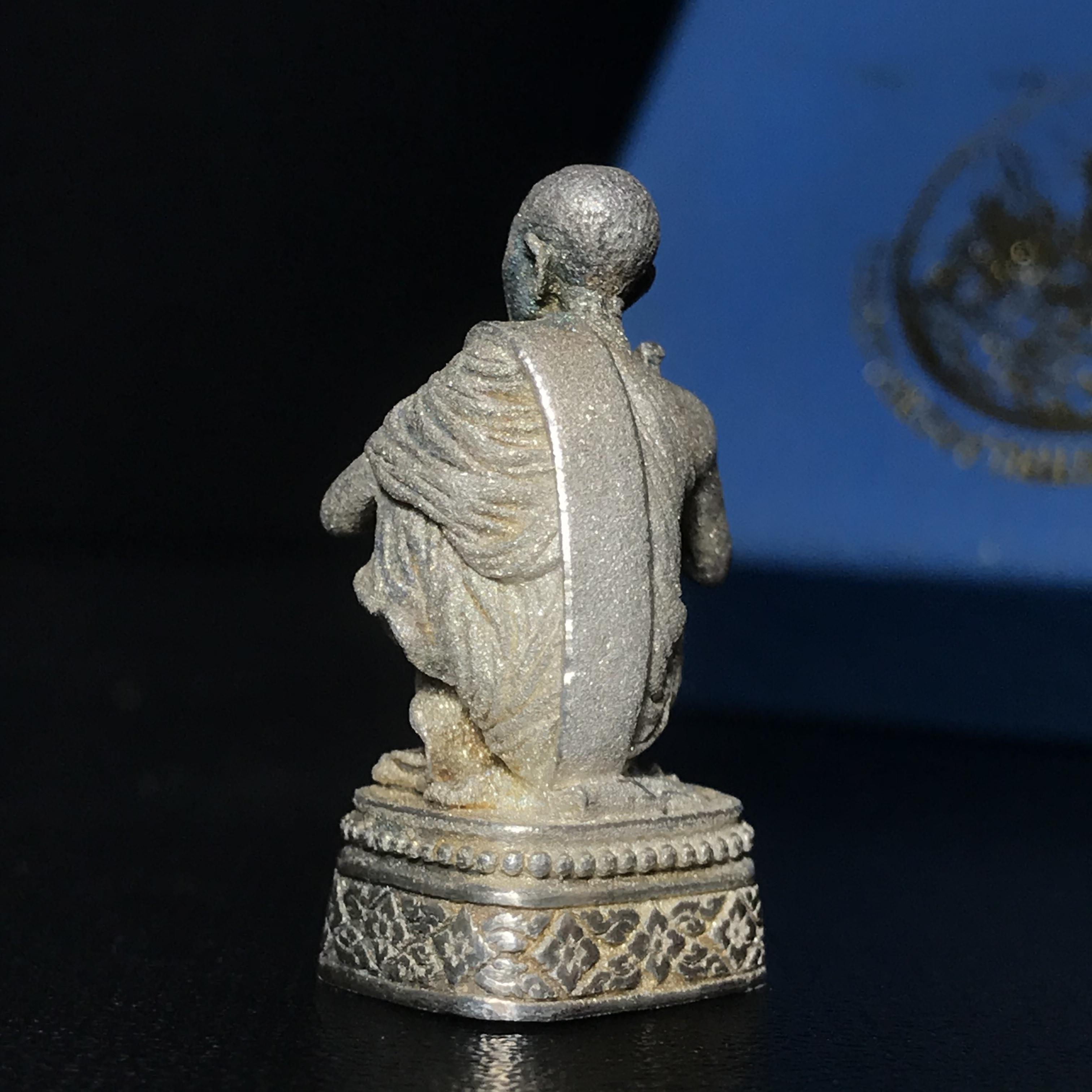 รูปหล่อหลวงพ่อคูณ รุ่นลาภ ยศ ทวีคูณ ปี2538 เนื้อเงินพ่นทรายประกายเพชร พร้อมกล่องบรรจุเดิมครบ(สภาพผิวเดิม นิยม)