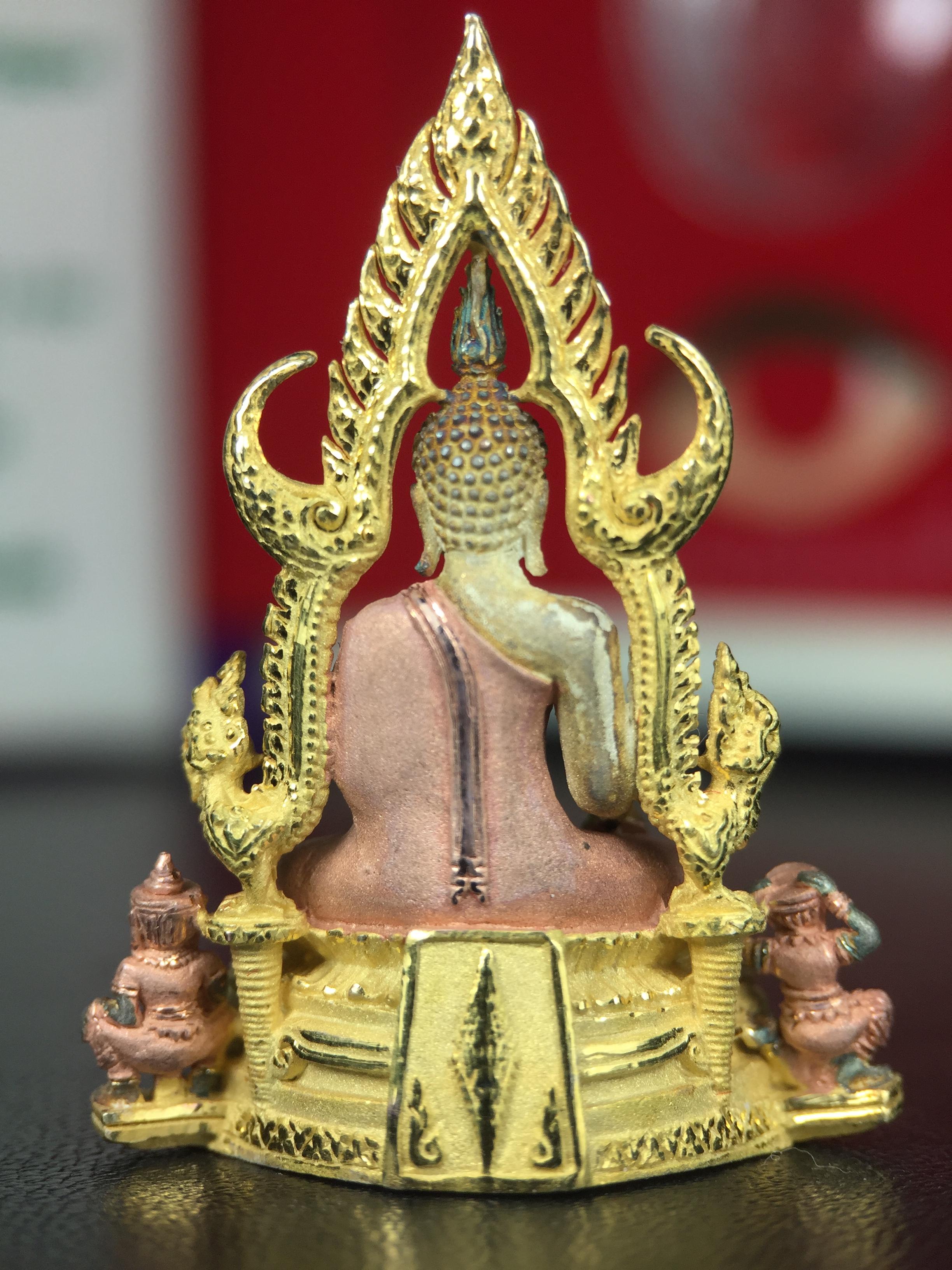 พระพุทธชินราช ภปร. ในวโรกาสพระราชพิธีมหามงคล เฉลิมพระชนมายุ6รอบ 5ธันวาคม2542 มูลนิธิพิทักษ์ดวงตาประชาชน จัดสร้าง เนื้อเงินบริสุทธิ์ 99.9% แบบสามกษัตริย์ขัดเงาบางส่วน พิมพ์ใหญ่ ขนาดสูง 3.4 ซม. พร้อมกล่องบรรจุเดิม