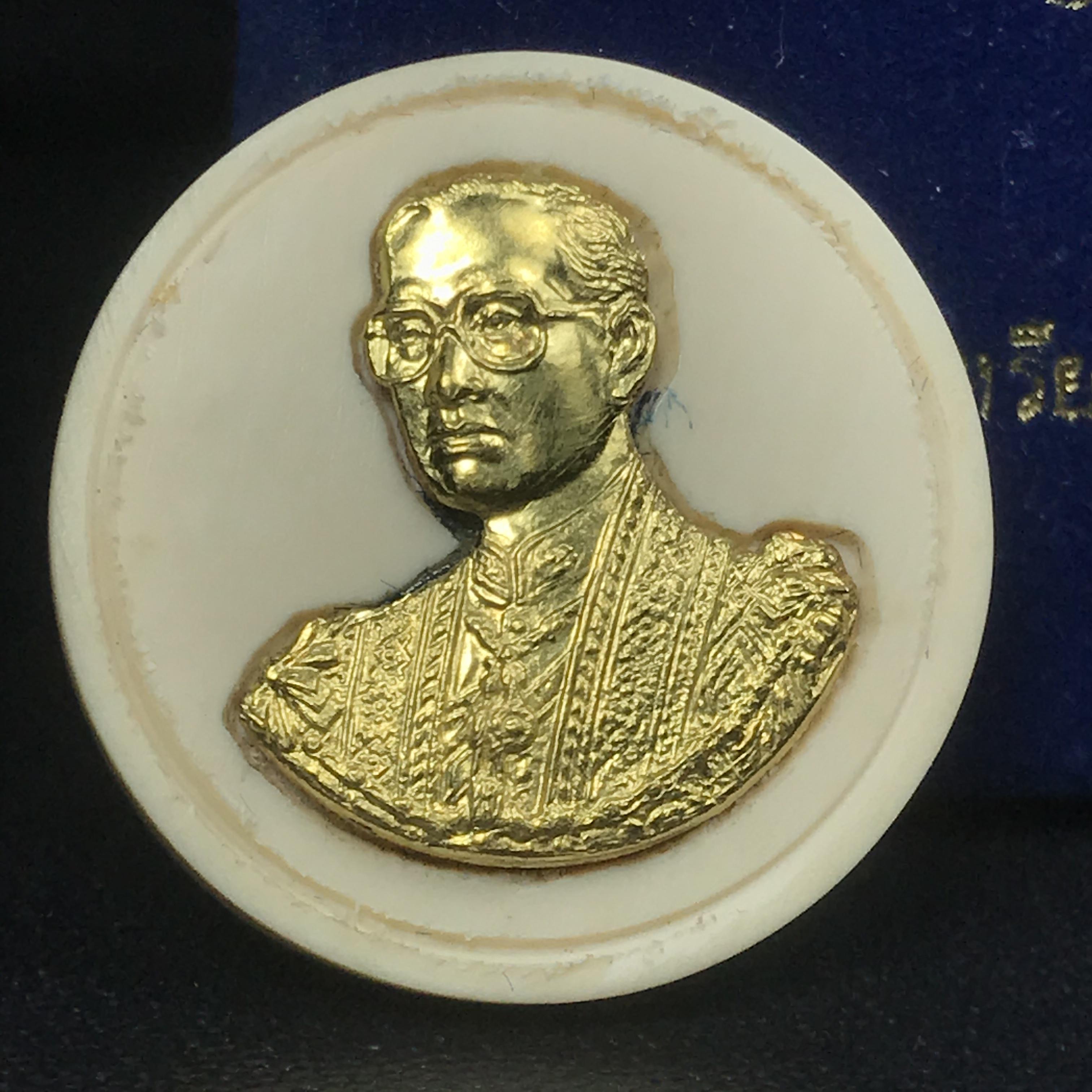 พระบรมฉายาลักษณ์ เหรียญคชสารหมื่นปี ร.9 หน้ากากทองคำ เฉลิมพระเกียรติ 72 พรรษา ภูมิพลมหาราช ปี 2542(หายาก)