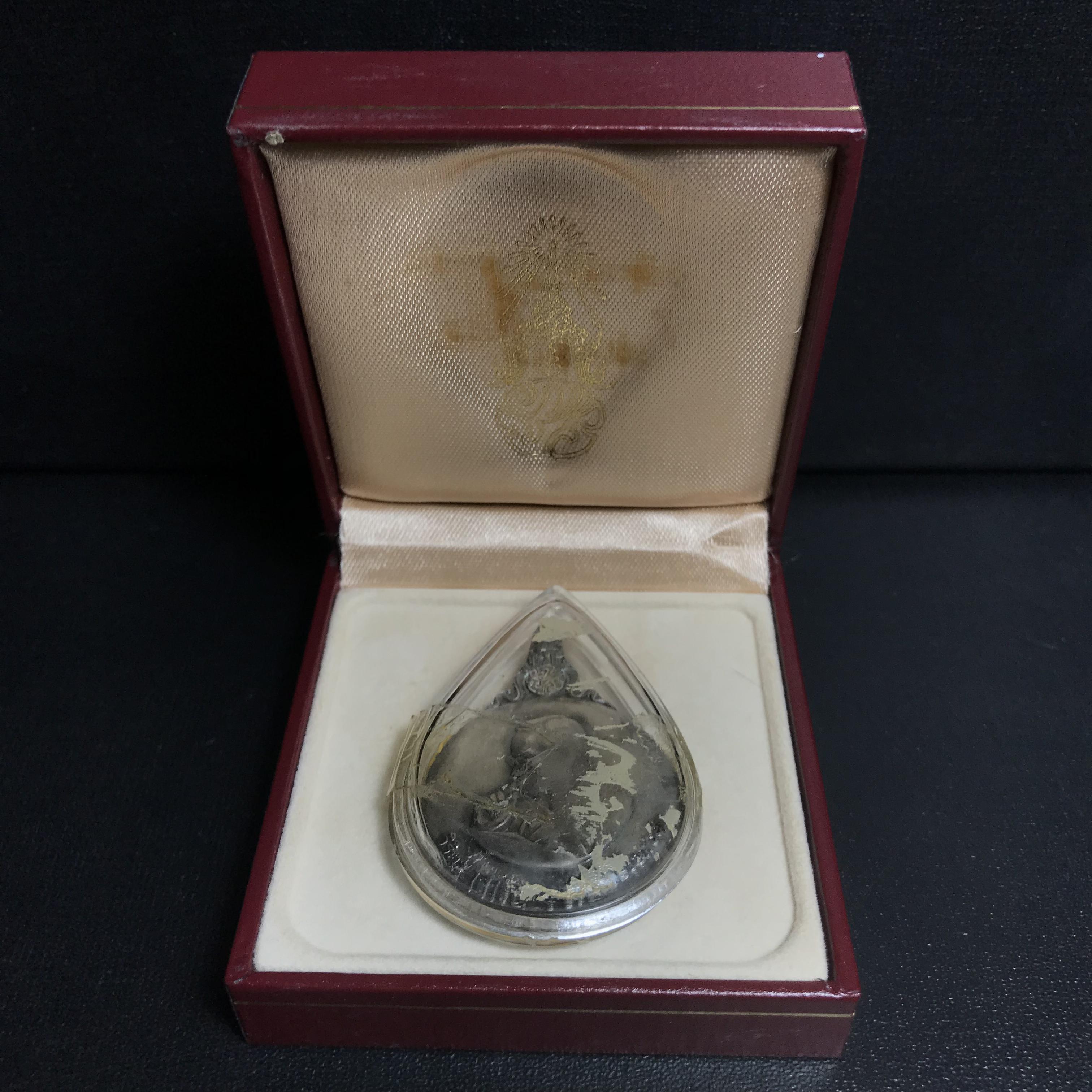 เหรียญพระมหาชนก ปี2539(รุ่นแรก) เนื้อเงิน พิมพ์ใหญ่บล็อกนิยมหายากสุดในรุ่น(วงเดือน คอจุด) ผิวเดิมสีรุ้งธรรมชาติแบบนิยม พร้อมหนังสือสภาพสวยครบชุด