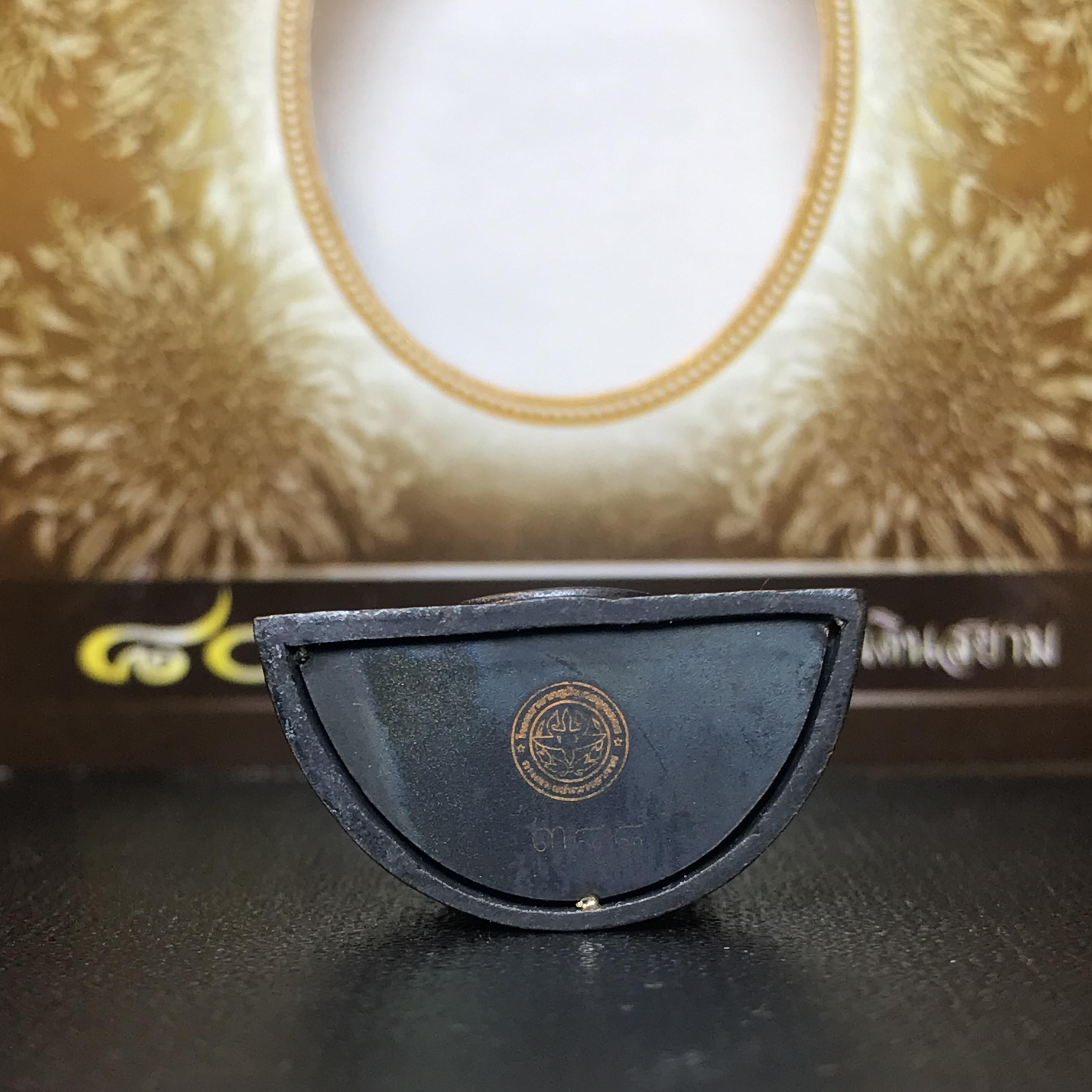 พระพุทธรูปคุ้มเกล้า ภปร. มหามงคล 80พรรษา “รุ่นเย็นศิระเพราะพระบริบาล 80พรรษา มหากษัตริย์คู่แผ่นดินสยาม” เนื้อนวโลหะรมดำ พิมพ์ใหญ่ ขนาด 18*35 มม.