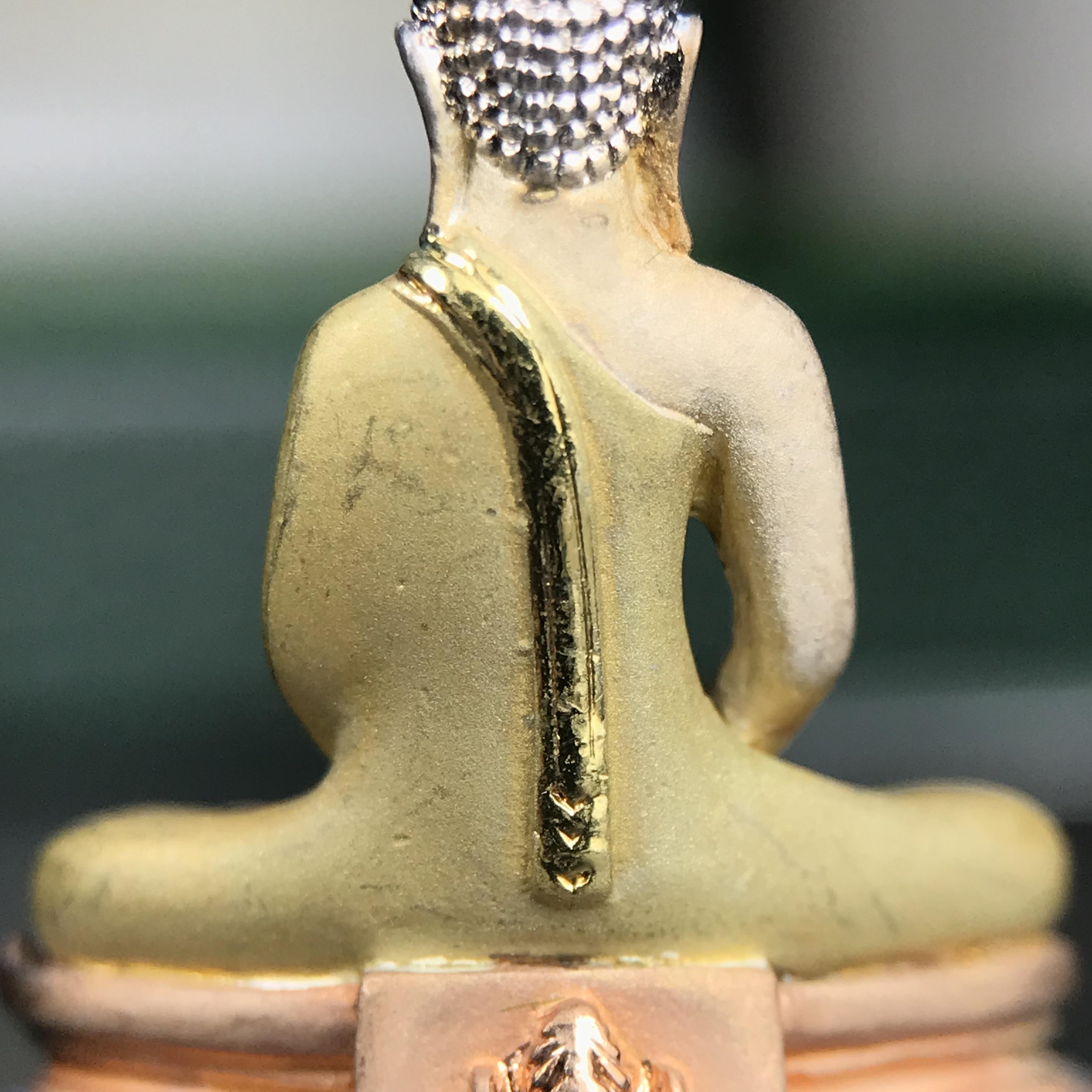 พระพุทธโสธร ภปร. รุ่นย้อนยุค สร้างพระอุโบสถ สมาคมชาวฉะเชิงเทรา จัดสร้าง ปี 2539 วโรกาสครองสิริราชสมบัติครบ 50 ปี เนื้อเงินชุบสามกษัตริย์ทรายนวลขัดเงาบางส่วน(สภาพผิวเดิม เก่าเก็บอย่าดี สวยมาก แบบนี้หายาก) พร้อมกล่องบรรจุและใบรับรองเดิมครบสมบูรณ์