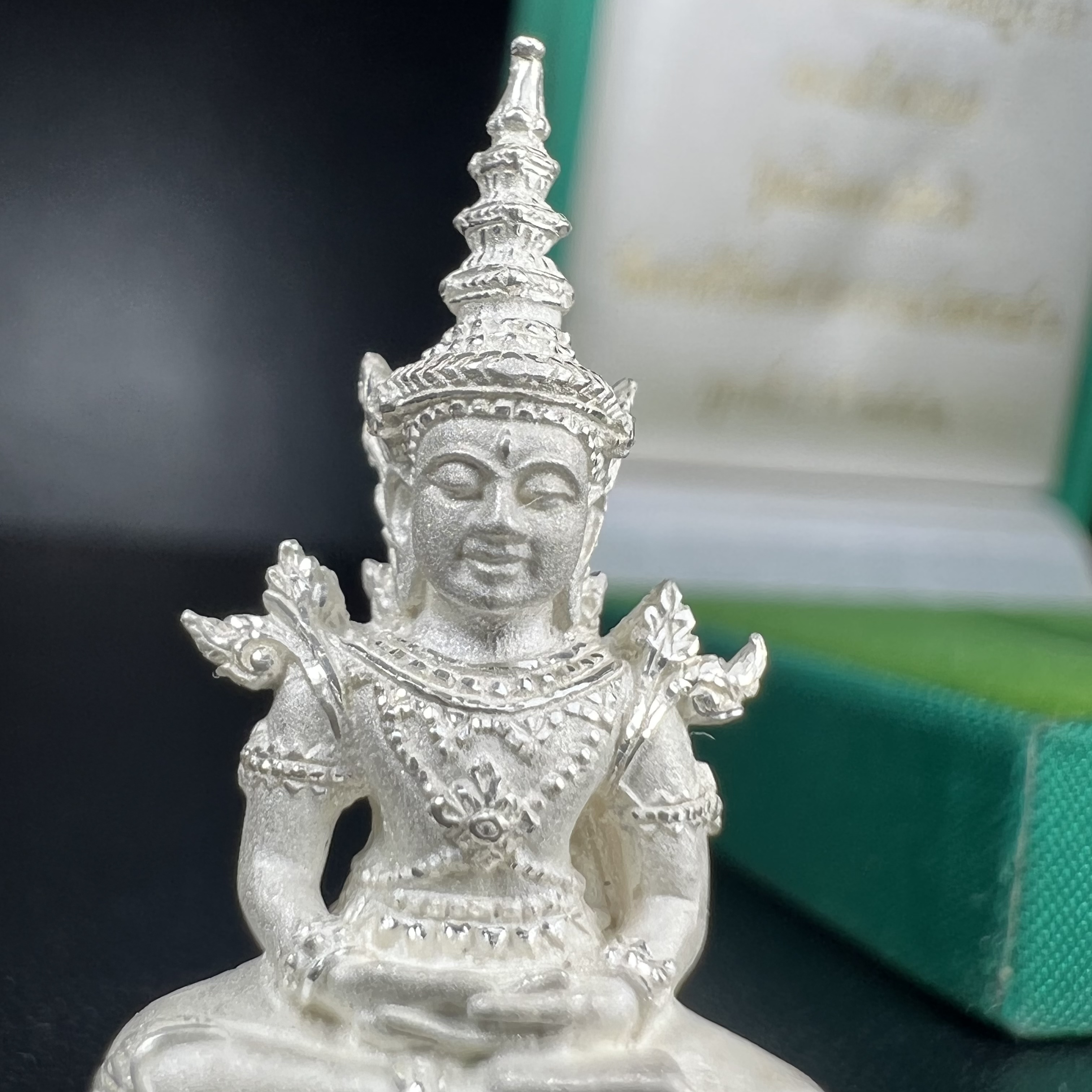 พระพุทธมหามณีรัตนปฎิมากร(พระแก้วมรกต)รุ่น เฉลิมพระเกียรติ วัดพระศรีรัตนศาสดาราม(วัดพระแก้ว) ปี2543 เนื้อเงินพิมพ์ใหญ่ลอยองค์ ฤดูร้อน กล่องบรรจุเดิมครบ หายากพบเจอน้อย