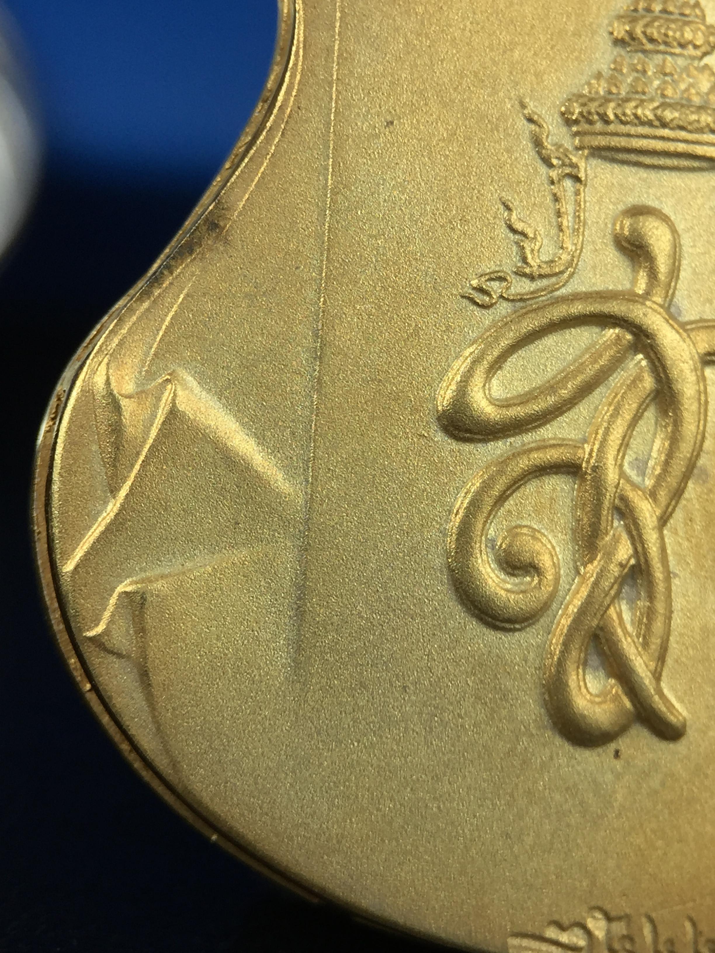 เหรียญหลวงปู่ทวด พระนามาภิไธย สก. แบบงานฉลุโบราณ(HAND MADE) ปี 2544 ชุดทองคำ(เนื้อทองคำ(15.16 กรัม)+เนื้อเงิน+เนื้อบรอนซ์)พิธีปลุกเสก ณ อุโบสถวัดช้างให้ และ พิธีมังคลาภิเษก ณ พระอุโบสถ วัดพระศรีรัตนศาสดาราม(วัดพระแก้ว) (1 ใน 500 ชุด)พบเจอน้อยหายากมาก