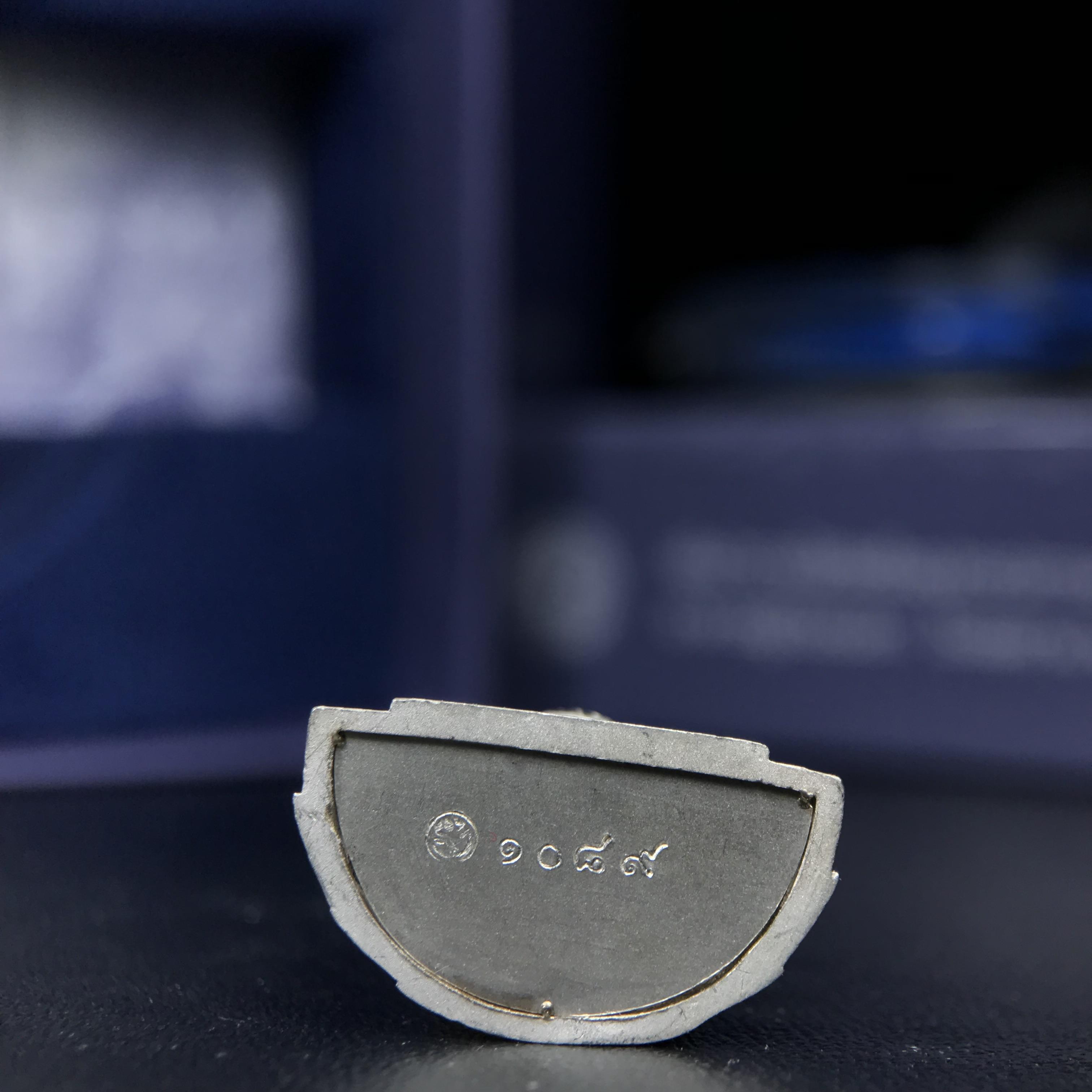 พระแก้วมรกต ภปร. ปี 2547 จัดสร้างโดยโรงพยาบาลภูมิพลอดุลยเดช เนื้อเงิน ลอยองค์ หน้าตัก 1/2 นิ้ว พิธีมหามังคาภิเษก ณ พระอุโบสถวัดพระศรีรัตนศาสดาราม(วัดพระแก้ว) งดงามทรงคุณค่าอีกหนึ่งรุ่นยอดนิยม หายาก(เลขสวยผมรวมได้เก้า หมายเลข ๑๐๘๙)(1ใน3000องค์)