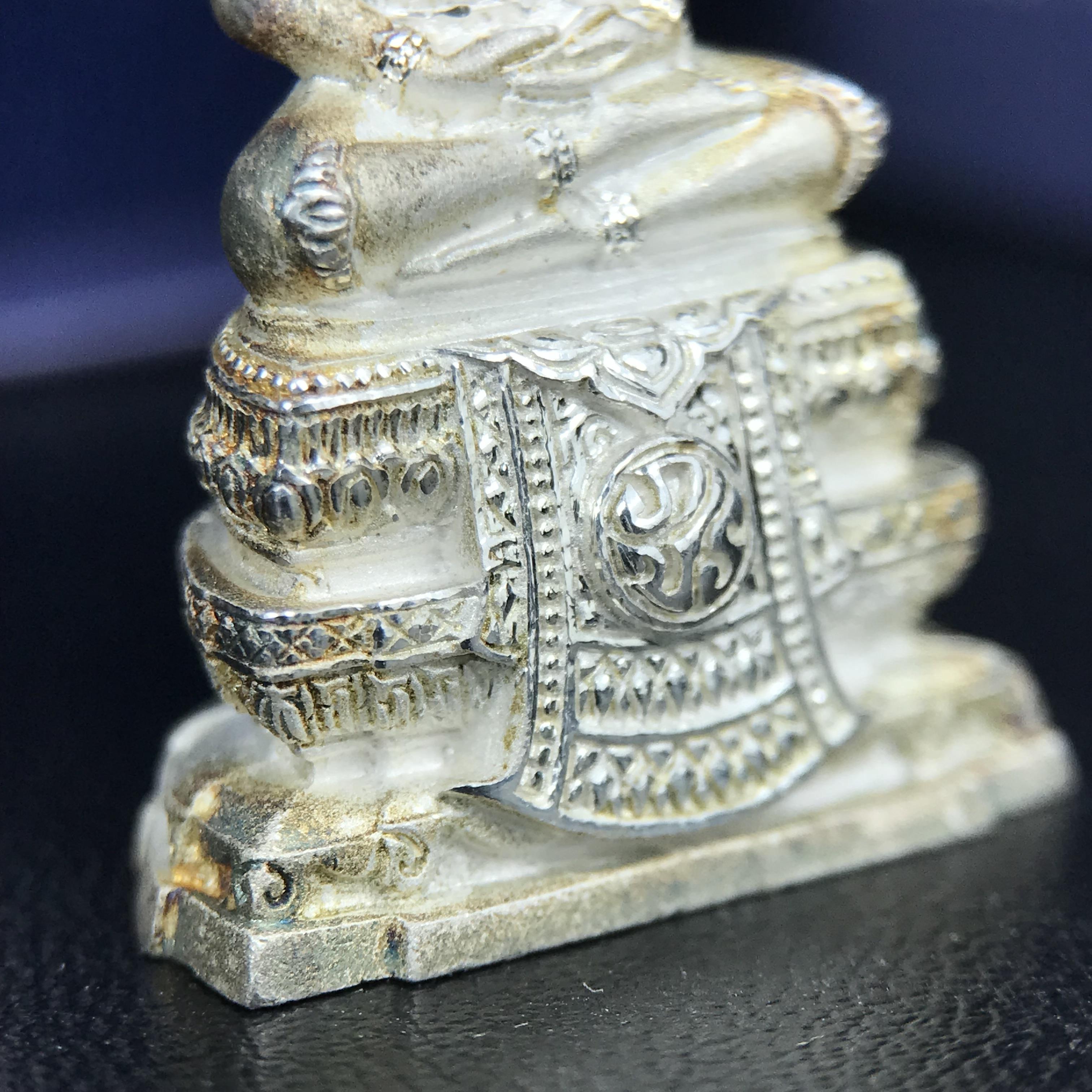 พระแก้วมรกต ภปร. ปี 2547 จัดสร้างโดยโรงพยาบาลภูมิพลอดุลยเดช เนื้อเงิน ลอยองค์ หน้าตัก 1/2 นิ้ว สูง 3.7 ซม. พิธีมหามังคาภิเษก ณ พระอุโบสถวัดพระศรีรัตนศาสดาราม(วัดพระแก้ว) งดงามทรงคุณค่าอีกหนึ่งรุ่นยอดนิยม หายาก(องค์หมายเลขต้นๆหลักร้อย ๒๙๘)ผิวเดิมติดรุ้งสวย